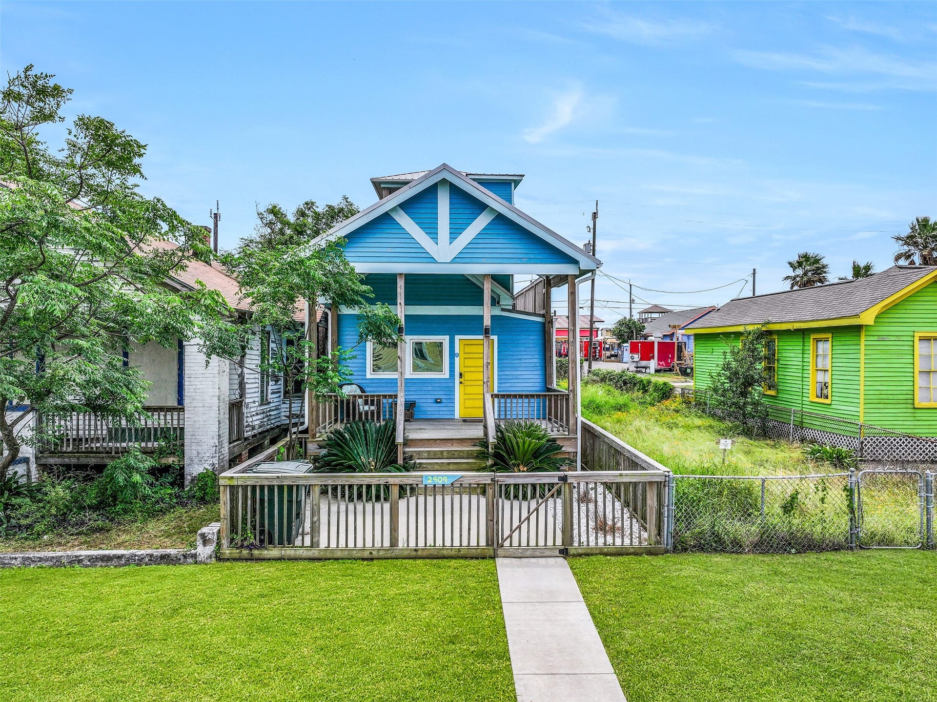 2909 Avenue R, Galveston, TX 77550 Welcome to 2909 Avenue R! This duplex, located just two short blocks from the seawall, offers an exceptional opportunity for investors or those seeking a full-time coastal residence. With its prime location and strong rental history, its perfectly suited for generating income or enjoying relaxed beachside living year-round.