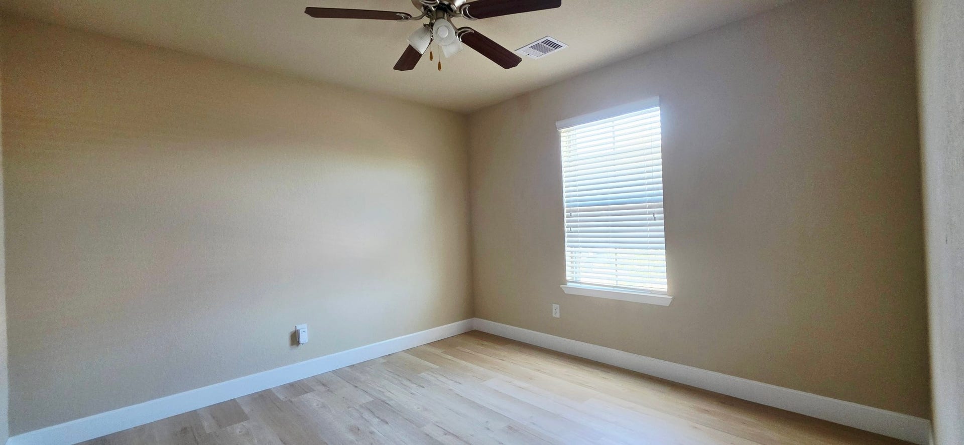 1402 Rodeo Cattle Lane, Houston, TX 77049 Bedroom upstairs