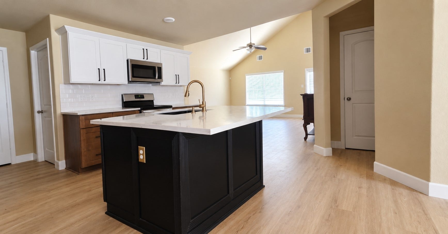 1402 Rodeo Cattle Lane, Houston, TX 77049 Recently renovated Kitchen features all wood cabinets with soft close drawers