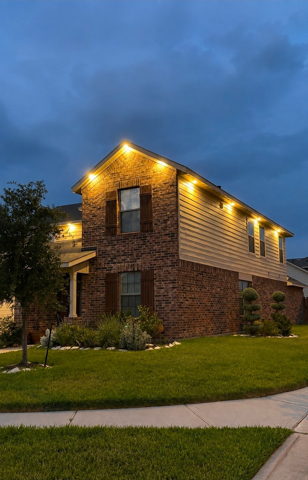 1402 Rodeo Cattle Lane, Houston, TX 77049 Beautifully illuminated