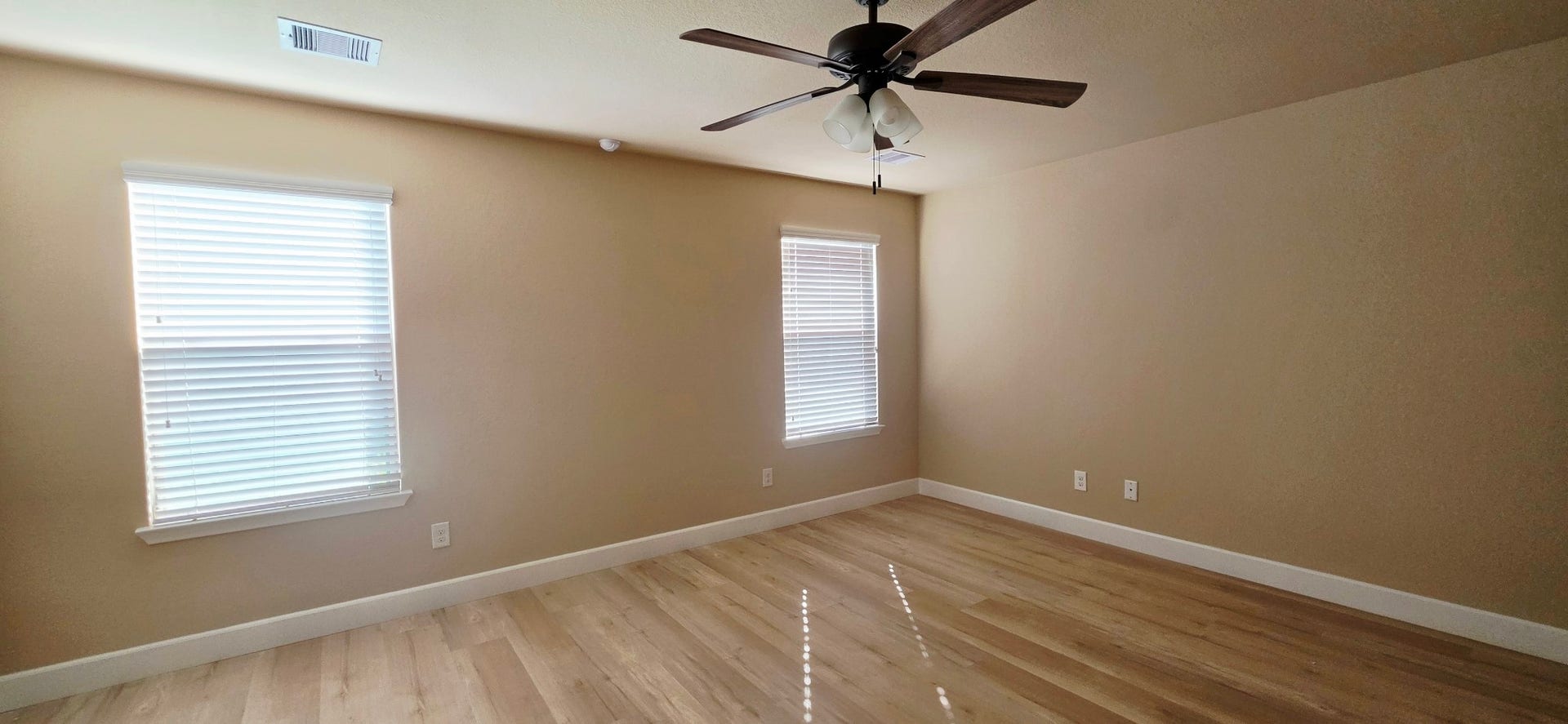 1402 Rodeo Cattle Lane, Houston, TX 77049 Master bedroom is located on the first floor.
