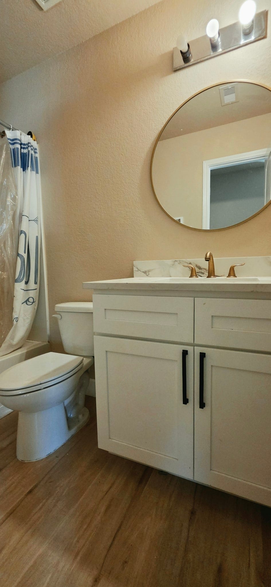 1402 Rodeo Cattle Lane, Houston, TX 77049 Upstairs full bathroom feature shower and tub combination and all wood cabinets