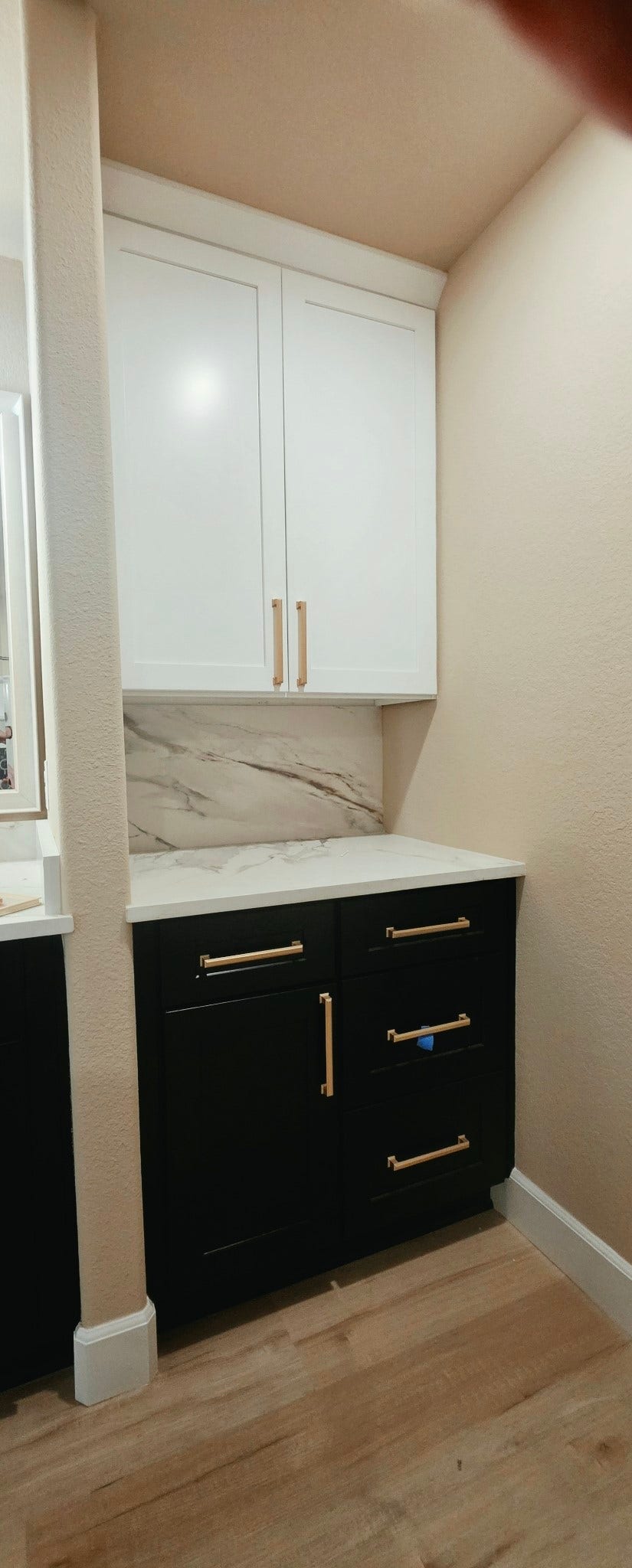 1402 Rodeo Cattle Lane, Houston, TX 77049 Additional storage/ make up area in the master bathroom