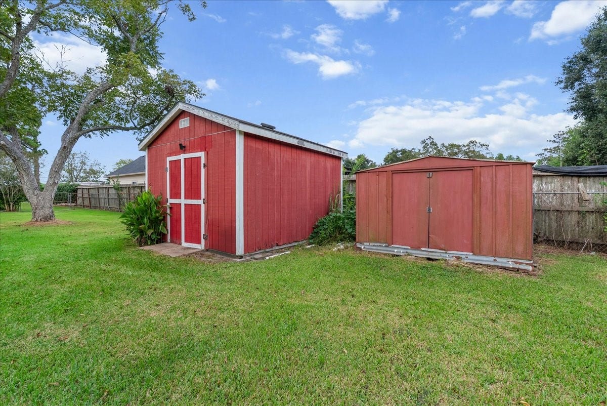 15918 Spinks Road, Alvin, TX 77511 15918 Spinks Road, Alvin, TX 77511