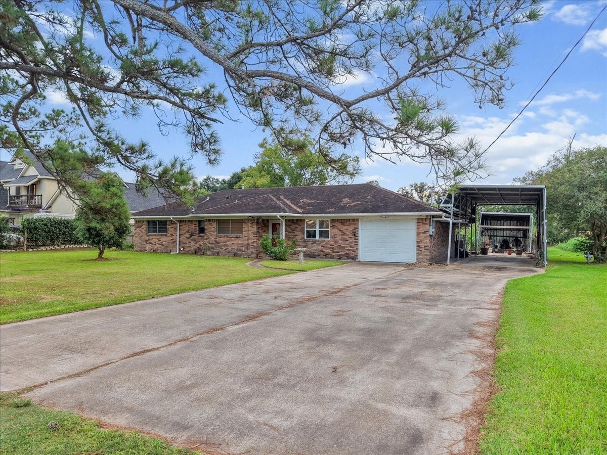 15918 Spinks Road, Alvin, TX 77511 15918 Spinks Road, Alvin, TX 77511