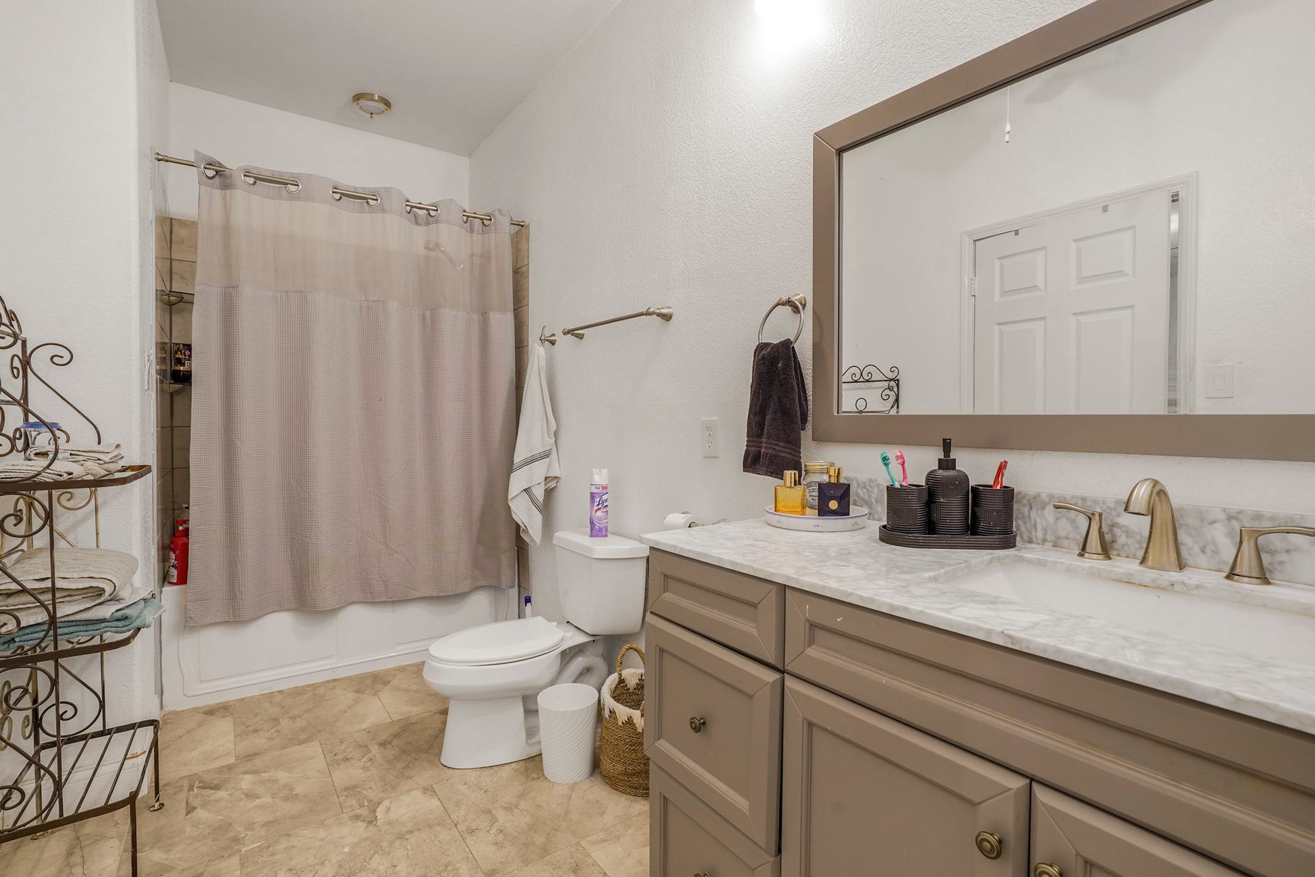 20547 Crosby Eastgate Road, Crosby, TX 77532 Primary bath in the casita with a cultured marble soaking tub.
