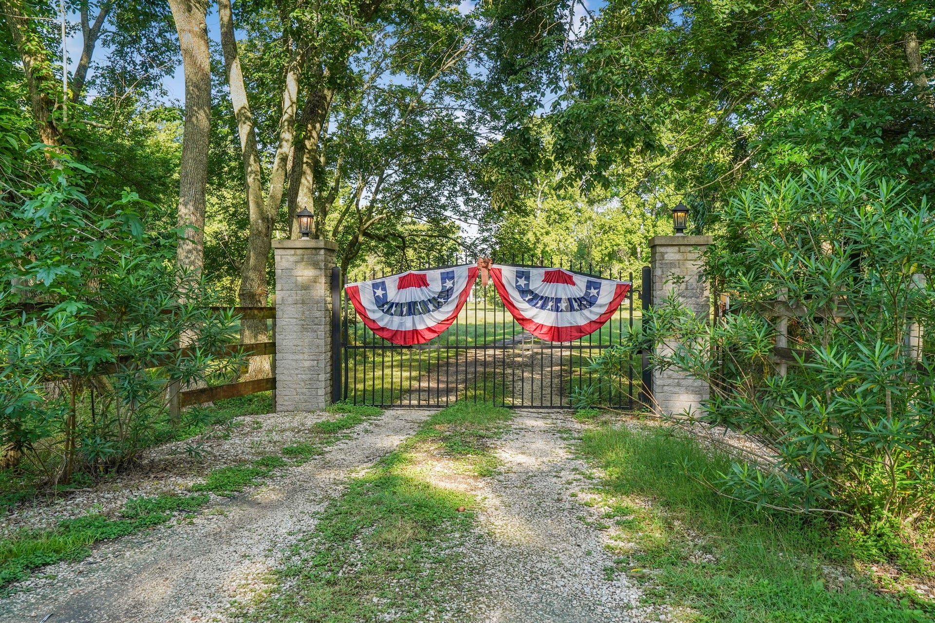 20547 Crosby Eastgate Road, Crosby, TX 77532 Welcome to this gated retreat!