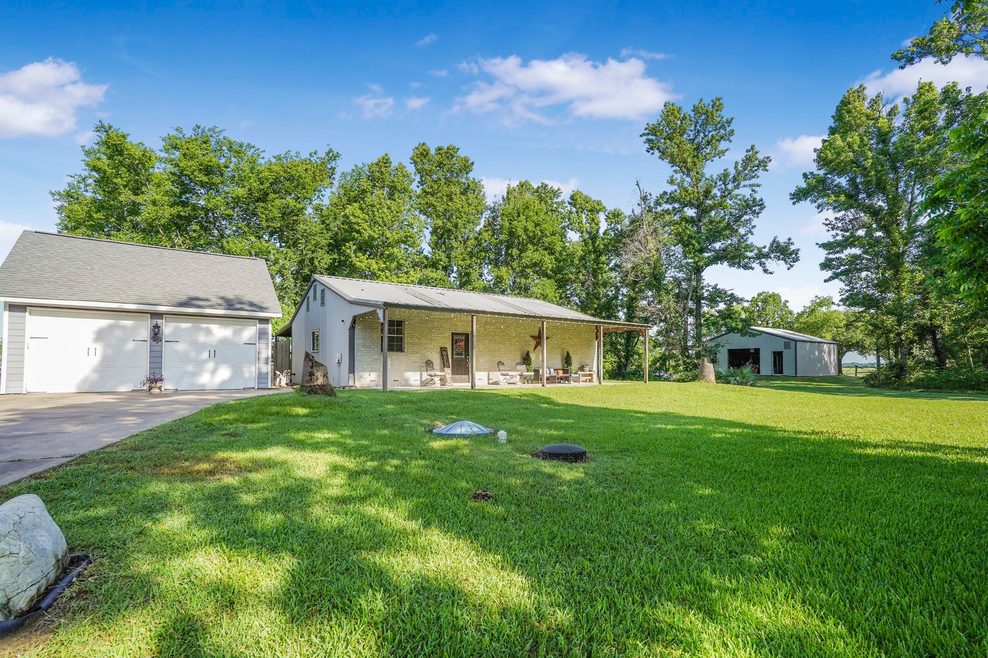 20547 Crosby Eastgate Road, Crosby, TX 77532 Two car garage between the primary home and the casita.