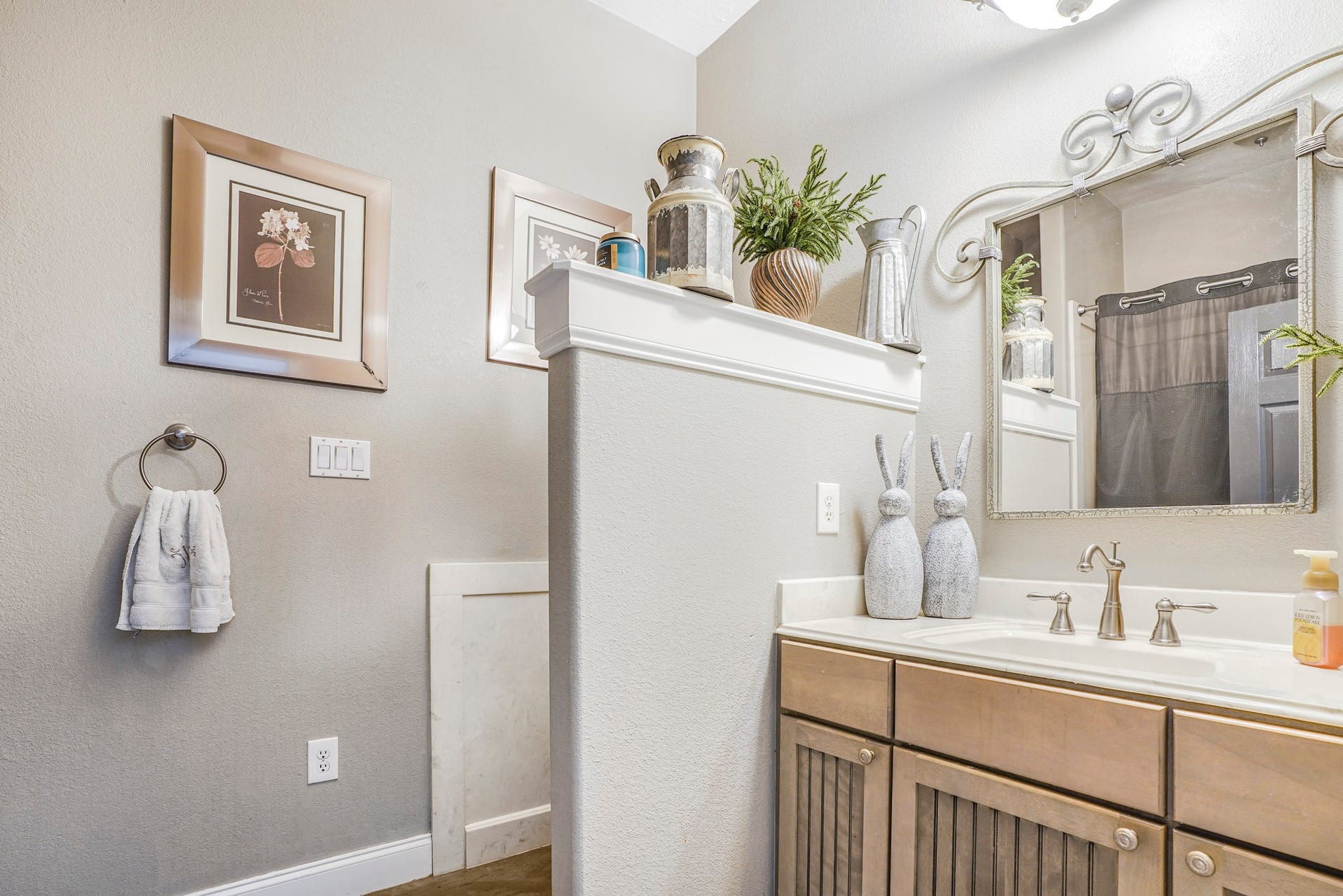 20547 Crosby Eastgate Road, Crosby, TX 77532 Hall bath in the first house.