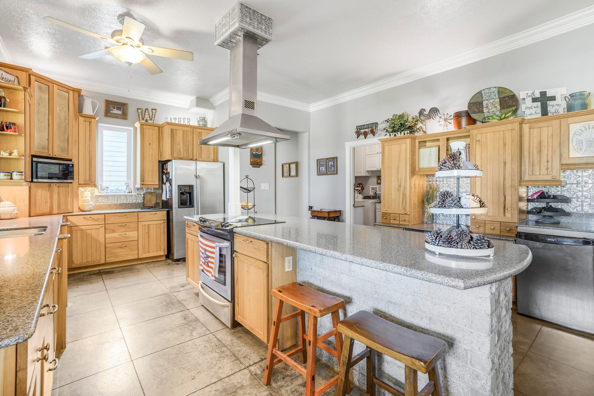20547 Crosby Eastgate Road, Crosby, TX 77532 Very large kitchen