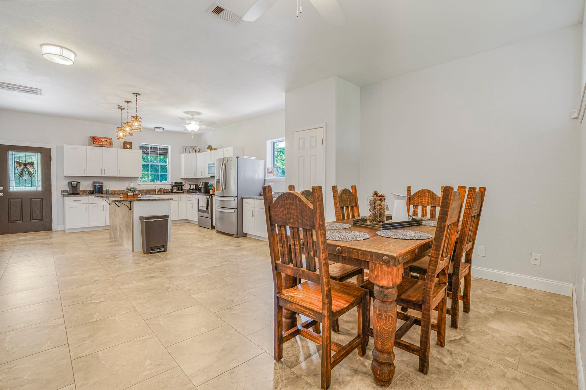 20547 Crosby Eastgate Road, Crosby, TX 77532 Casita dining room.