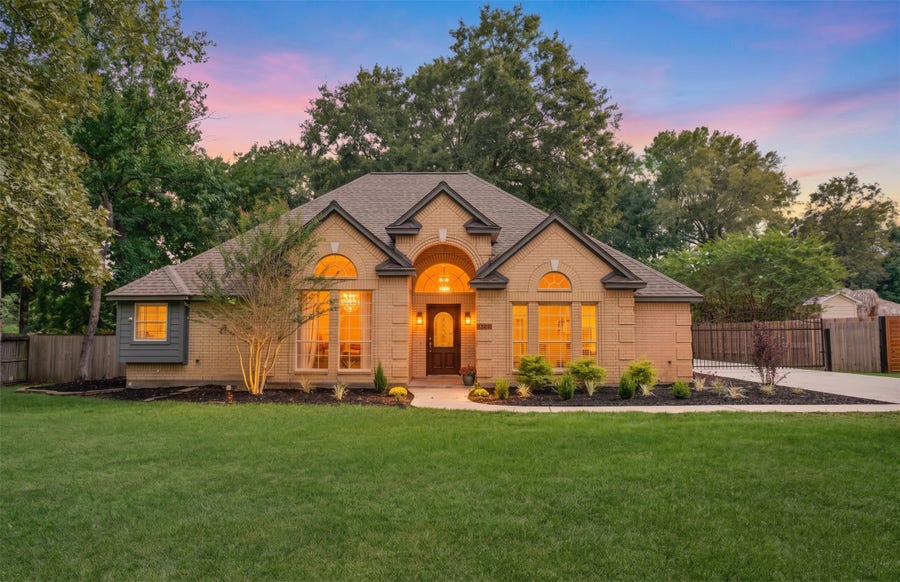Property photo for 1107 Chateau Woods Parkway Drive, Conroe, TX