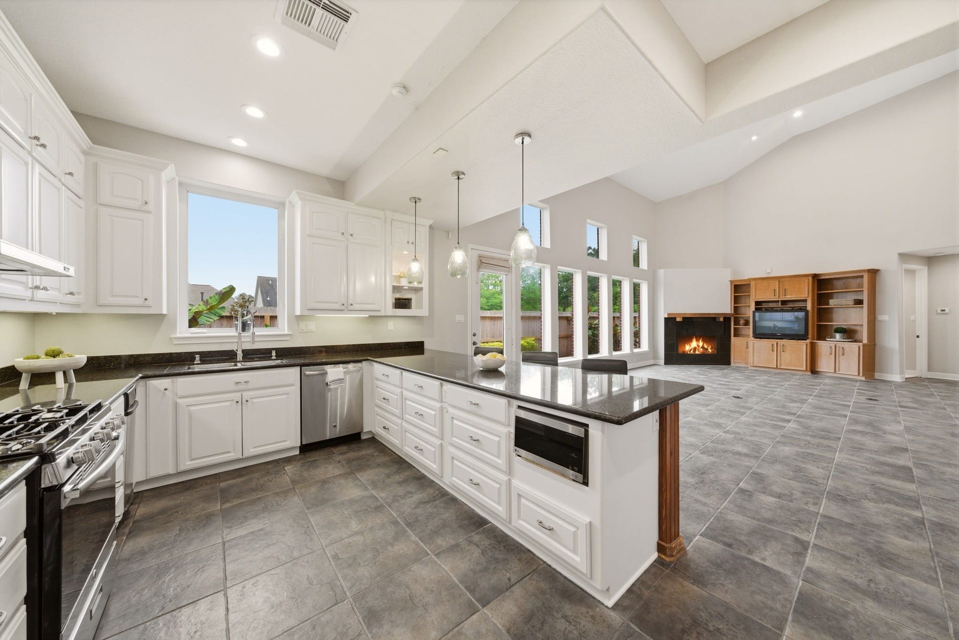 412 Live Oak Lane, Friendswood, TX 77546 Kitchen: the impressive kitchen features a premium gas coooktop and abundance of counter space.