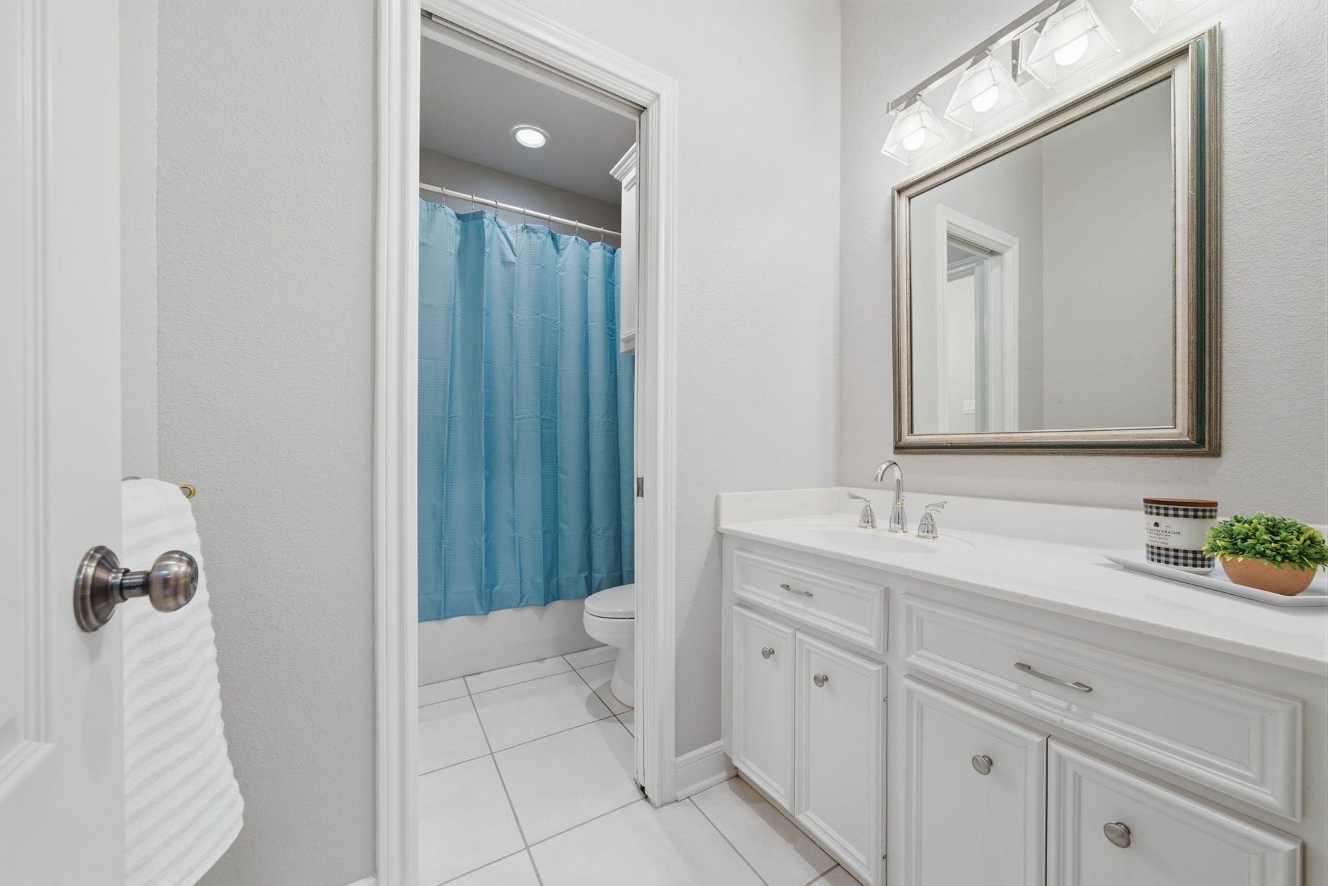 412 Live Oak Lane, Friendswood, TX 77546 Hollywood bath: for upstairs bedrooms features shared shower-tub combination positioned between two completely separate sink vanities.
