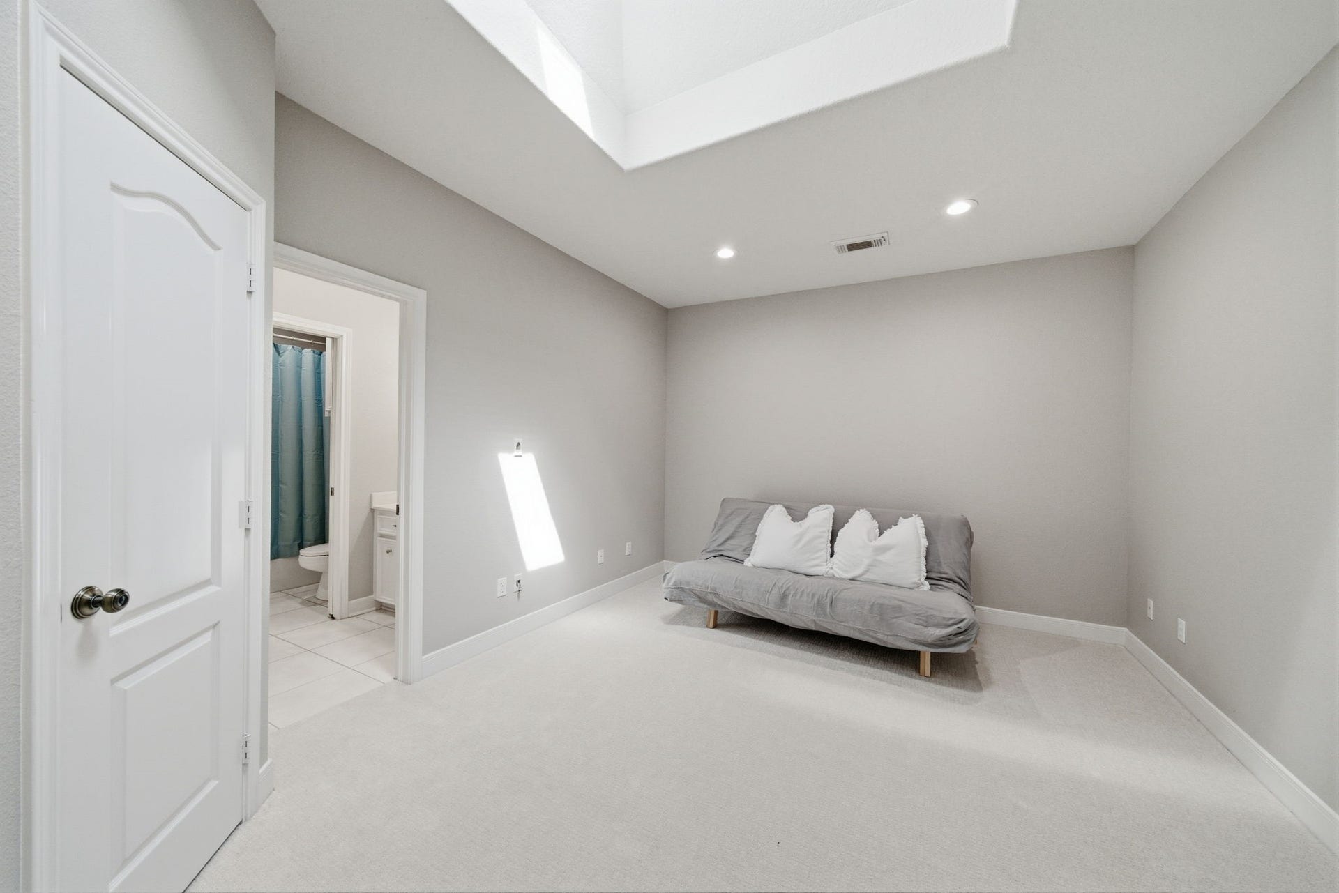 412 Live Oak Lane, Friendswood, TX 77546 Bedroom 3: Perfectly sized for a guest room, nursery, or dedicated home office. Excellent privacy on the second floor.