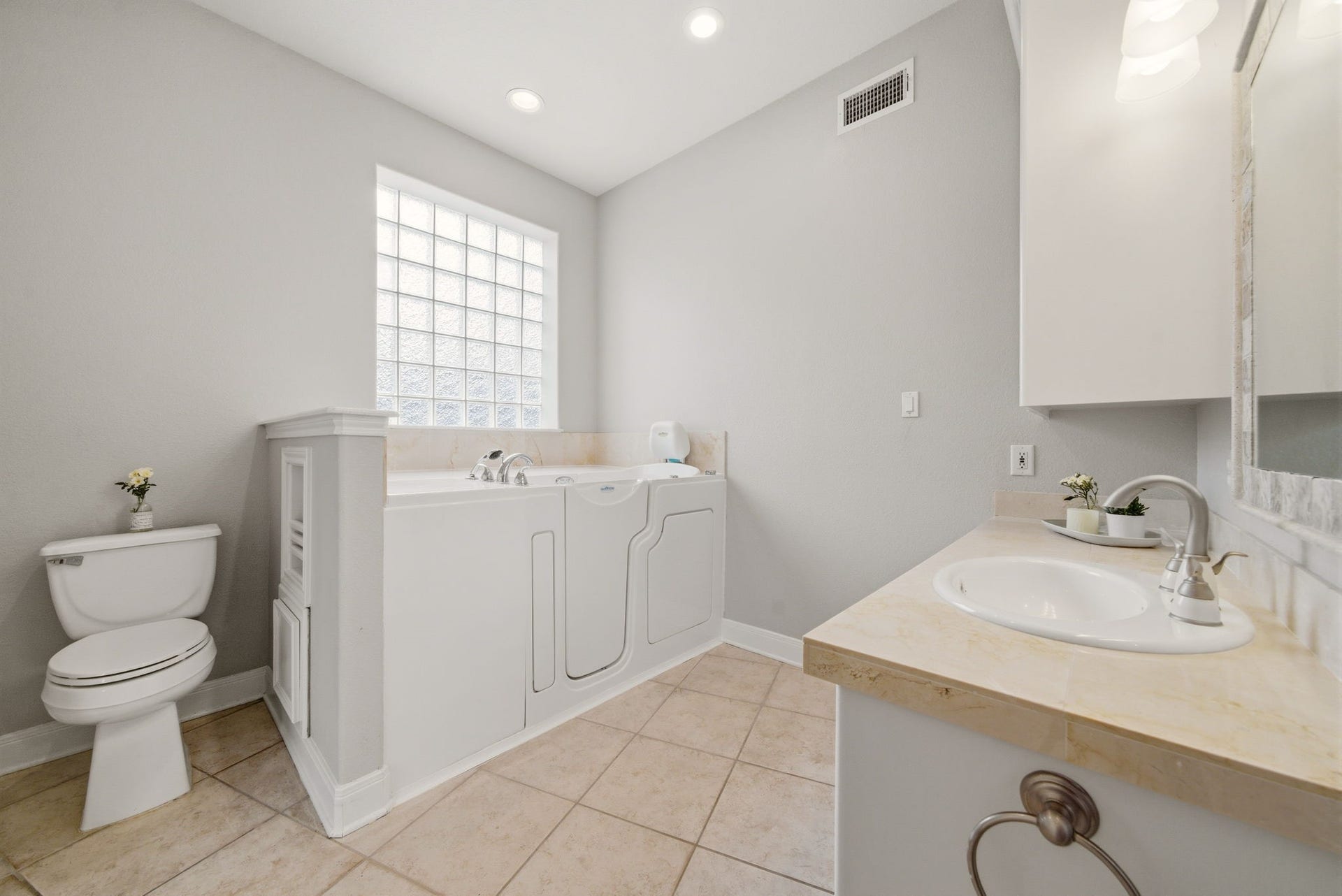 412 Live Oak Lane, Friendswood, TX 77546 Primary bathroom: prioritizes both luxury and ease of movement with fully accessible shower/bath.