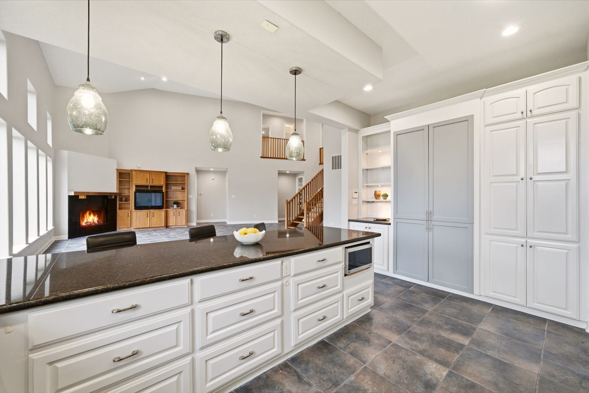 412 Live Oak Lane, Friendswood, TX 77546 Kitchen: set under high ceilings, the bright and open culinary space looks out over the breakfast bar into the main living areas