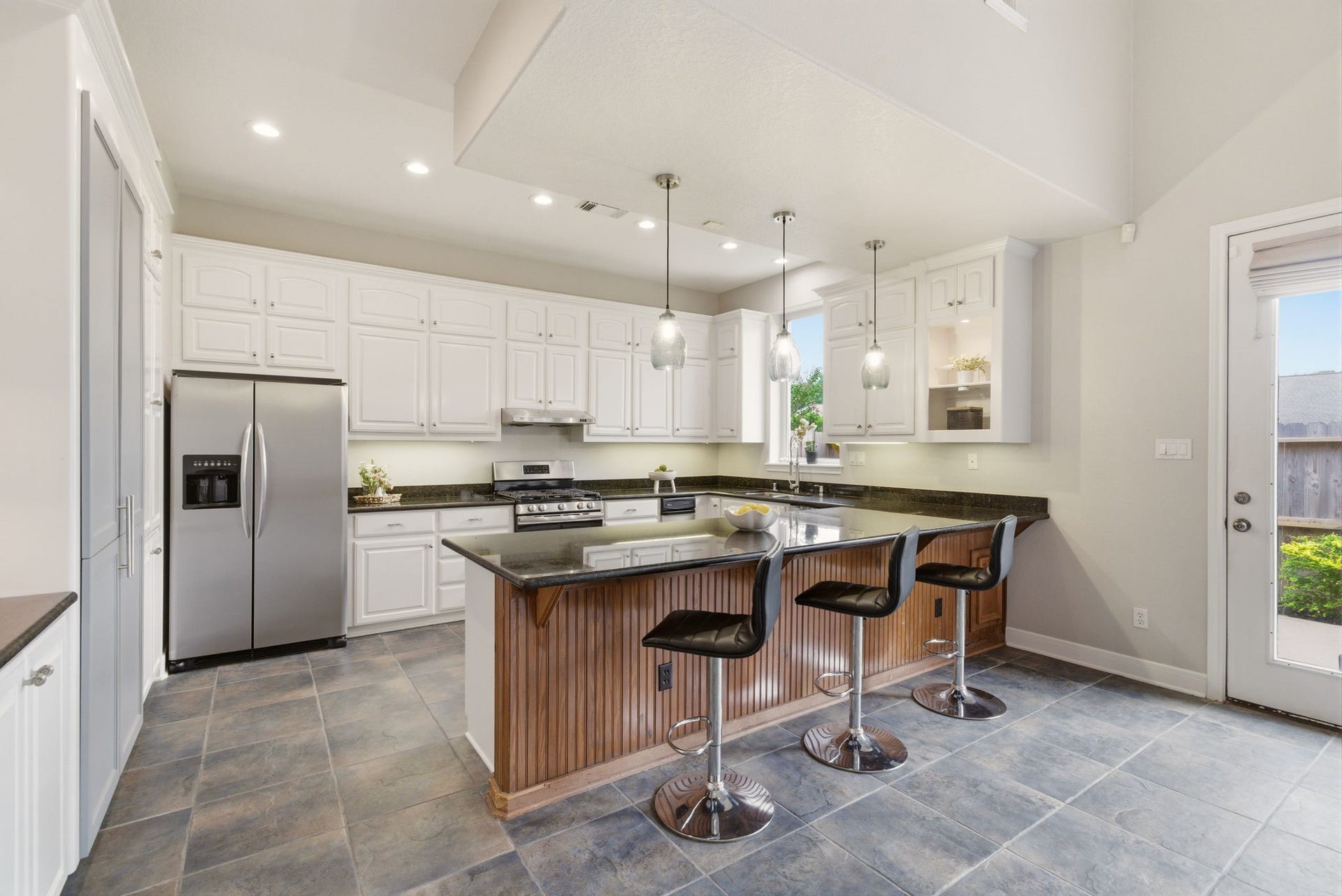 412 Live Oak Lane, Friendswood, TX 77546 Kitchen: breakfast bar serves as the ultimate gathering hub, it provides the perfect setup for quick morning meals and easy entertaining.