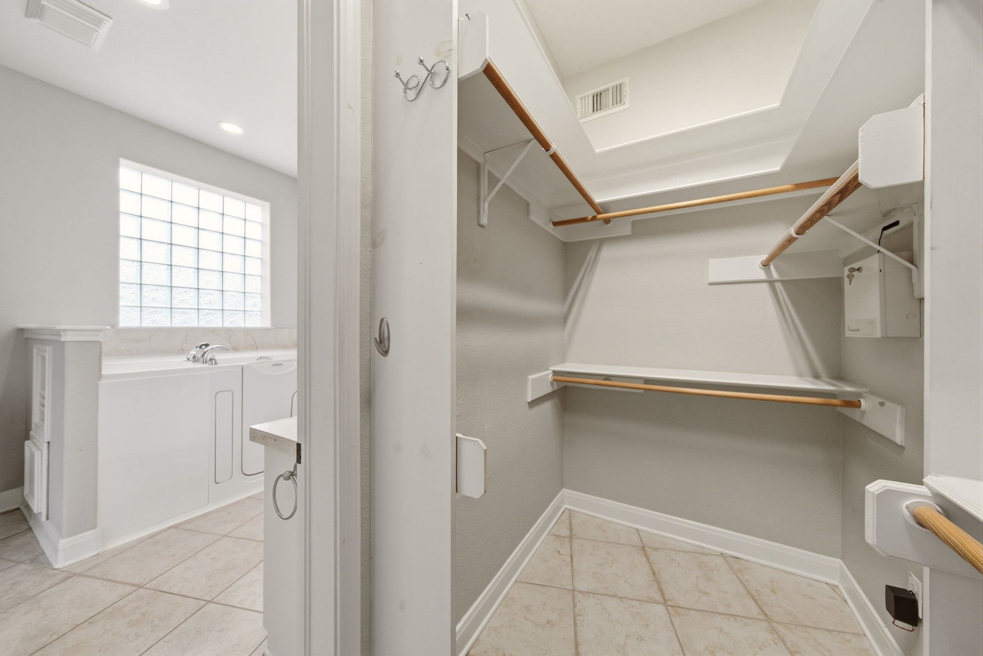 412 Live Oak Lane, Friendswood, TX 77546 Primary closet: expansive walk-in closet offer an abundance of storage space.