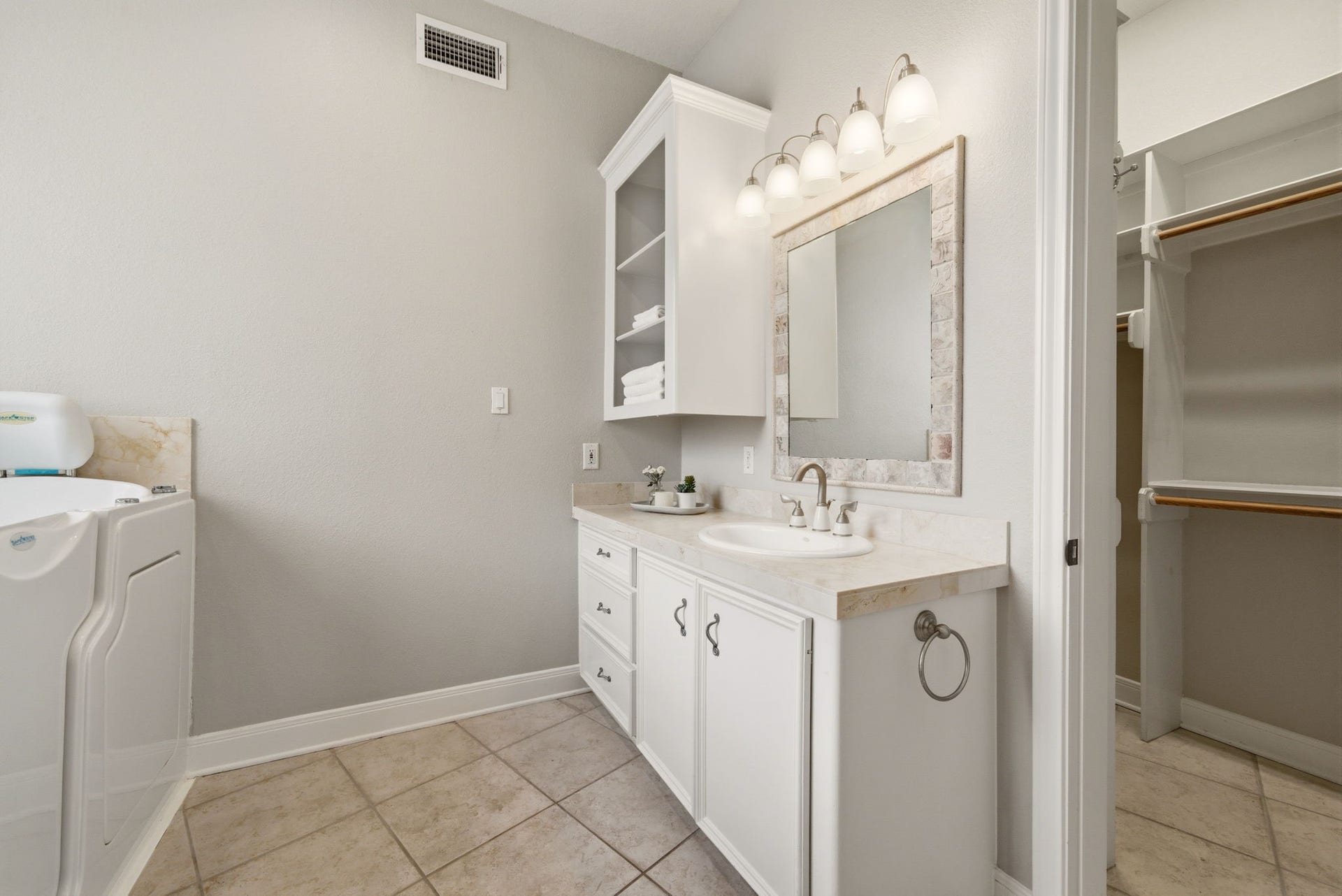 412 Live Oak Lane, Friendswood, TX 77546 Primary bathroom: Thoughtfully designed for ultimate accessiblity on the main floor and generous maneuvering space.