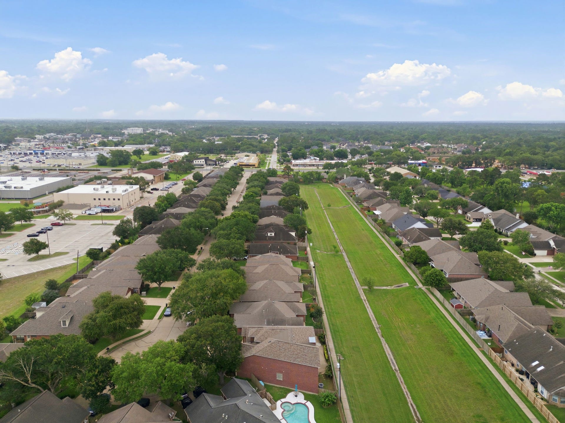 412 Live Oak Lane, Friendswood, TX 77546 The area is paved with a smooth concret walking path, ensuing easy accessility for strollers, or comfortable daily stroll as a looped path.