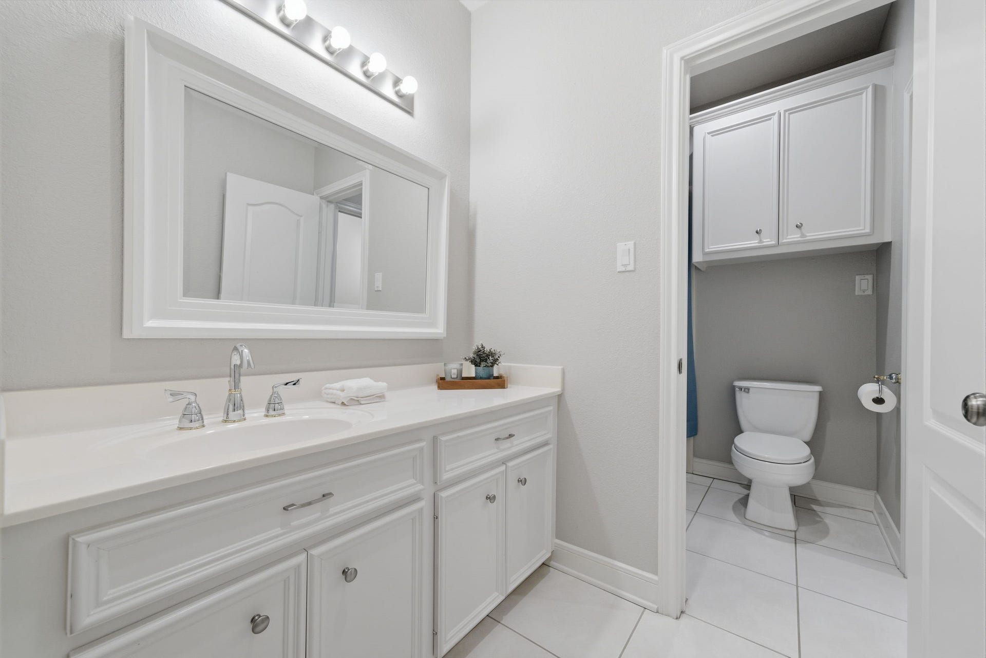 412 Live Oak Lane, Friendswood, TX 77546 Hollywood bath: The smart layout allows multiple guest or family members to get ready simultaneously while maintaining privacy.
