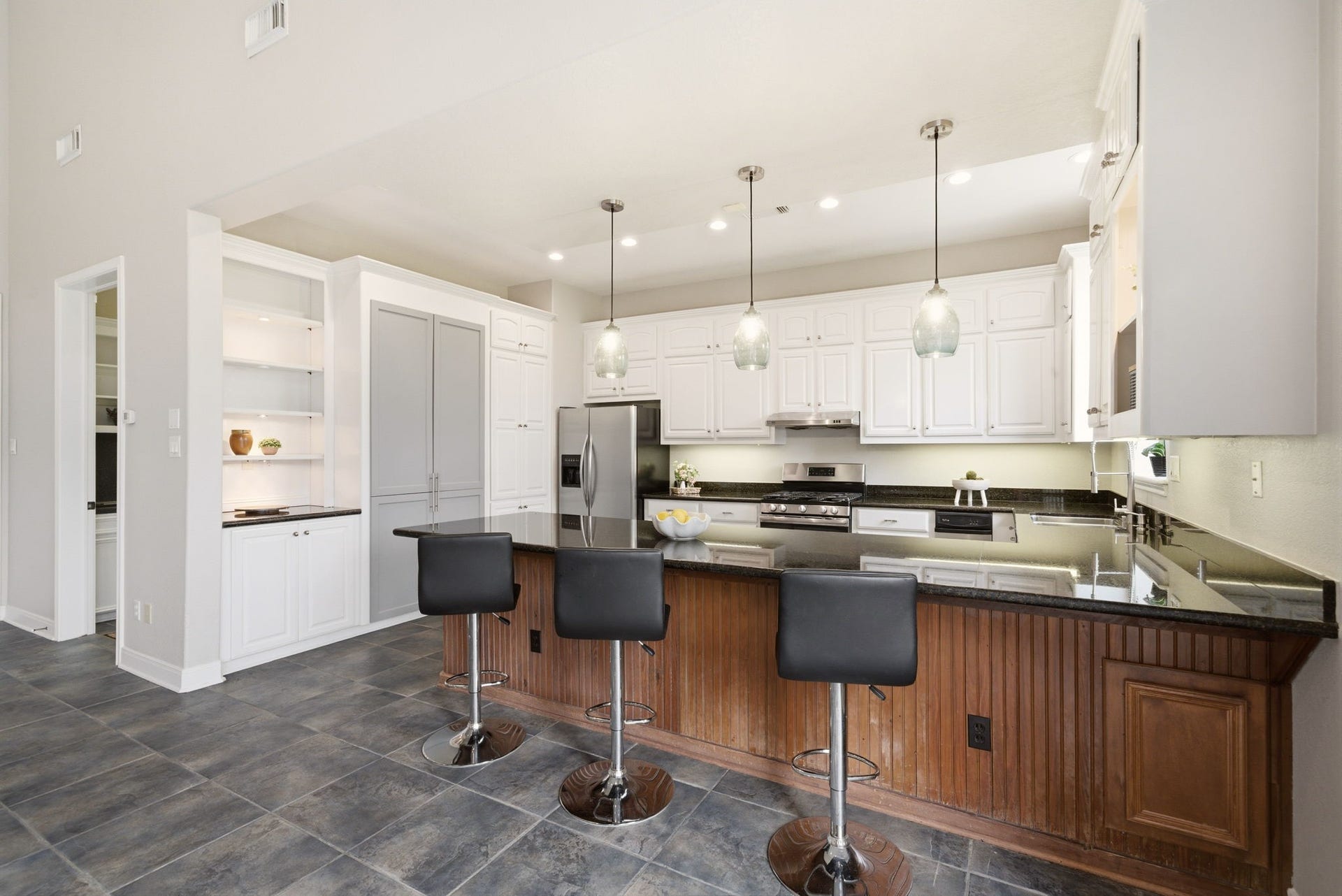 412 Live Oak Lane, Friendswood, TX 77546 Conveniently located just off the kitchen, the door you see is access to the laundry room with exceptional storage & doubles as a mud room.