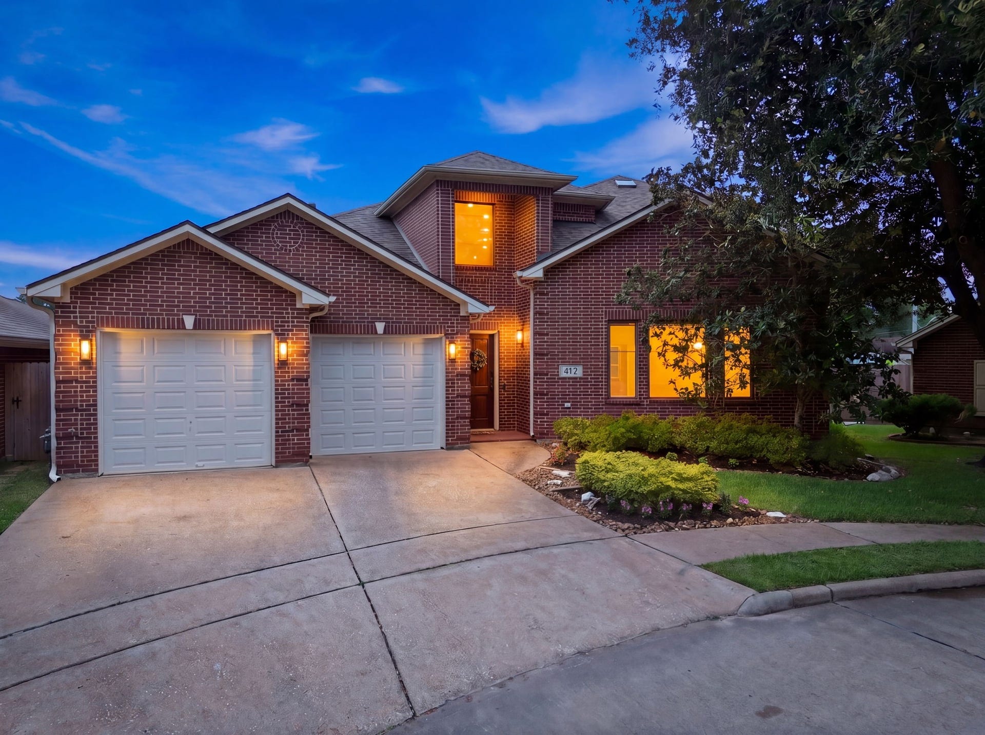 412 Live Oak Lane, Friendswood, TX 77546 Welcome Home! With great curb appeal, mature landscaping, and and an inviting entryway, sets the stage of the spacious lightfilled home that awaits inside this uniquely accessible home.