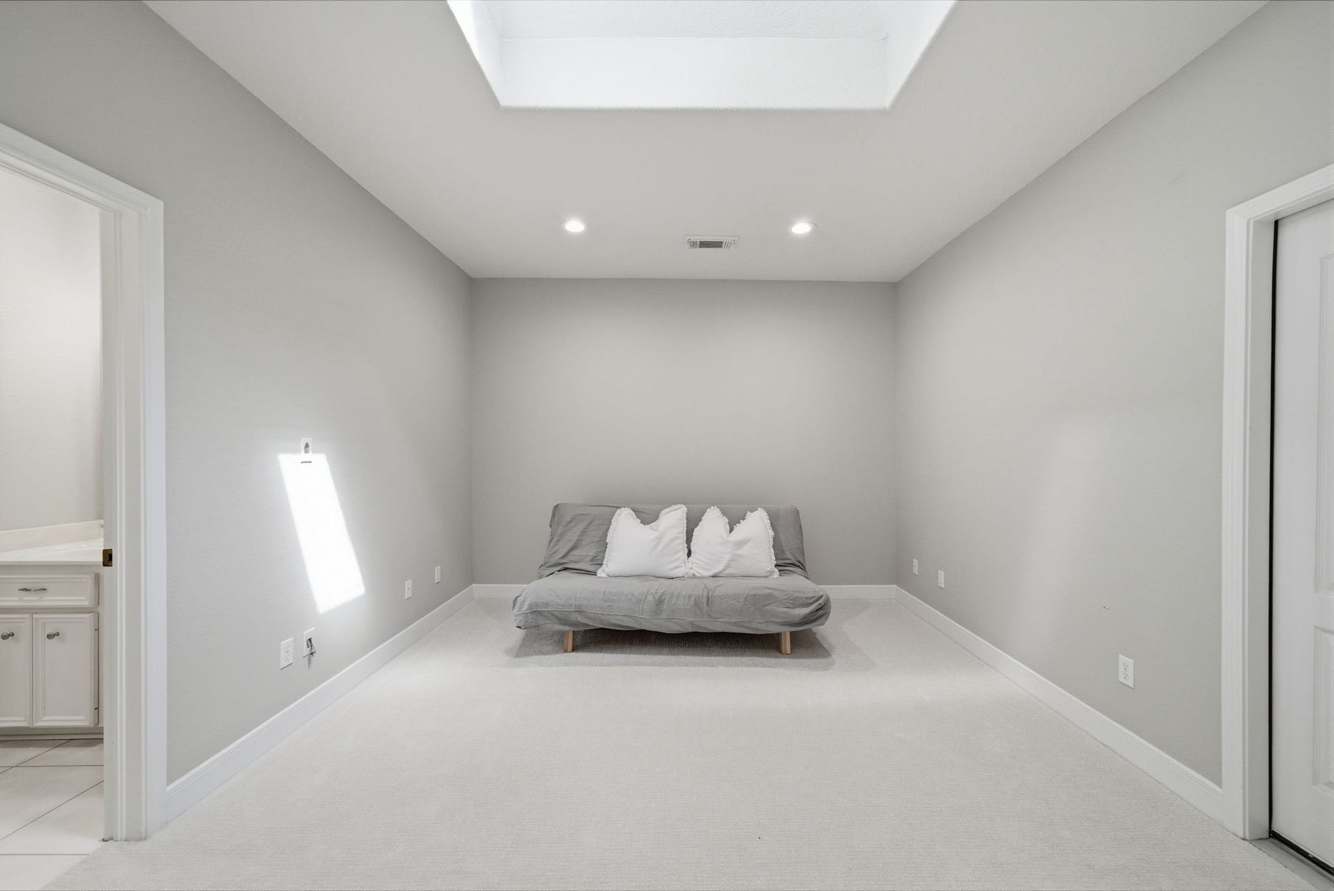 412 Live Oak Lane, Friendswood, TX 77546 Bedroom 3: Upstairs featuring plush, recent carpet, this cozy bedroom offers a warm & inviting retreat and direct access to the Hollywood bath.
