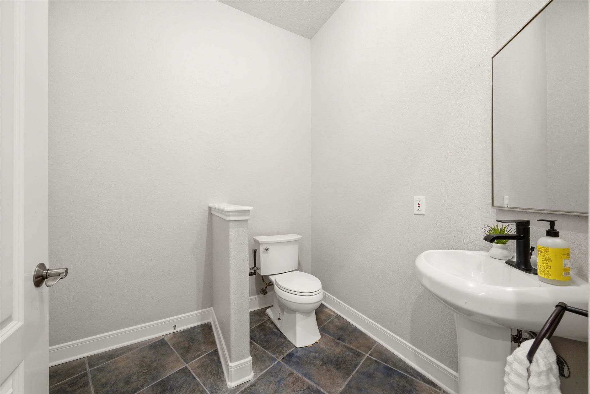 412 Live Oak Lane, Friendswood, TX 77546 Power Room: Perfect for guest, this main floor powder room allows quick access without needing to enter private suites.