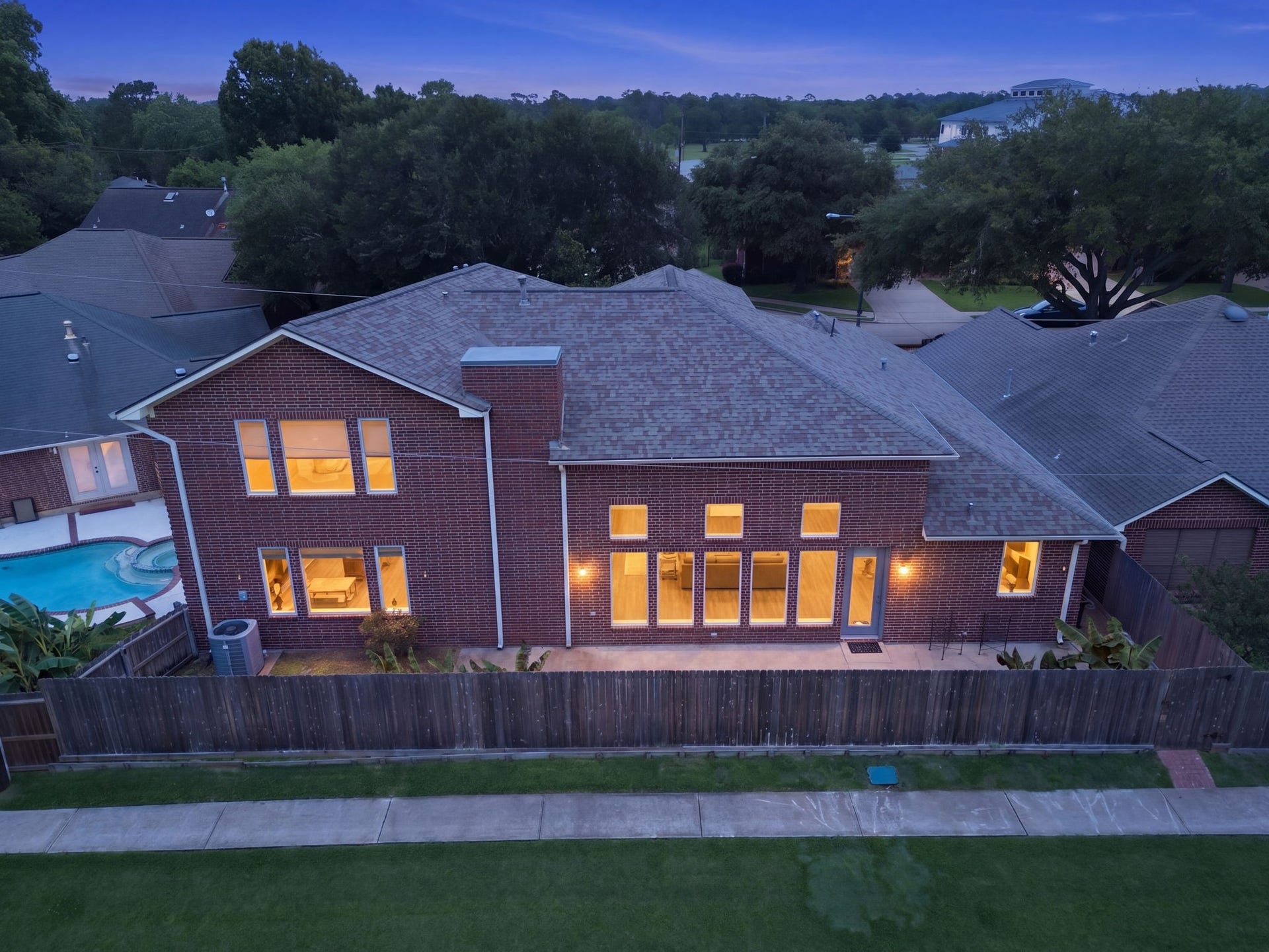 412 Live Oak Lane, Friendswood, TX 77546 Showcases this homes impressive footprint, enclosed backyard, & recent roof. Highlighted by peace of mind, the property features recent carpet, paint, water heater and garage mini split system.