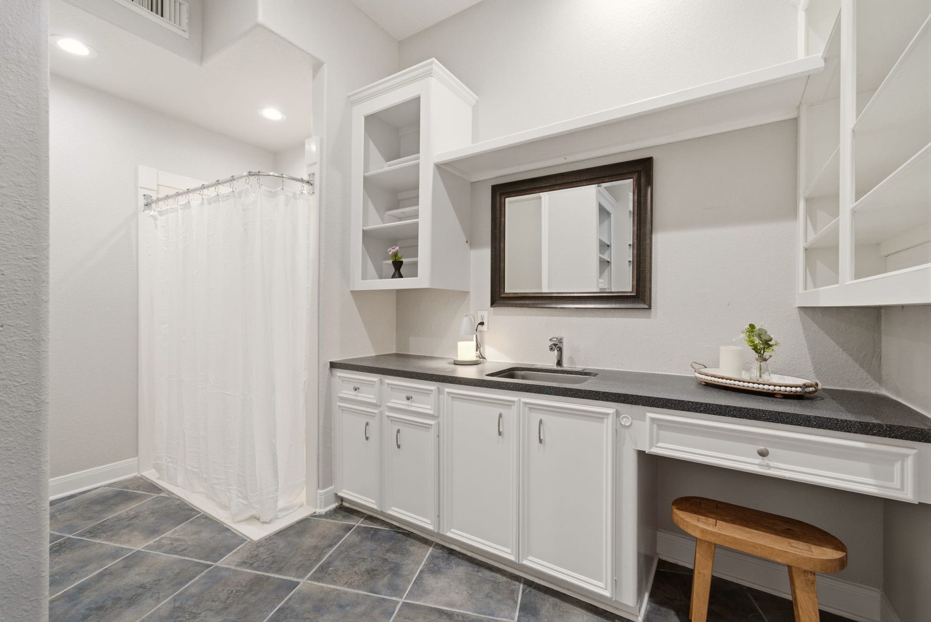 412 Live Oak Lane, Friendswood, TX 77546 Second Primary bathroom: Featuring vanity, extensive storage & an accessible zero-threshold walk-in shower.