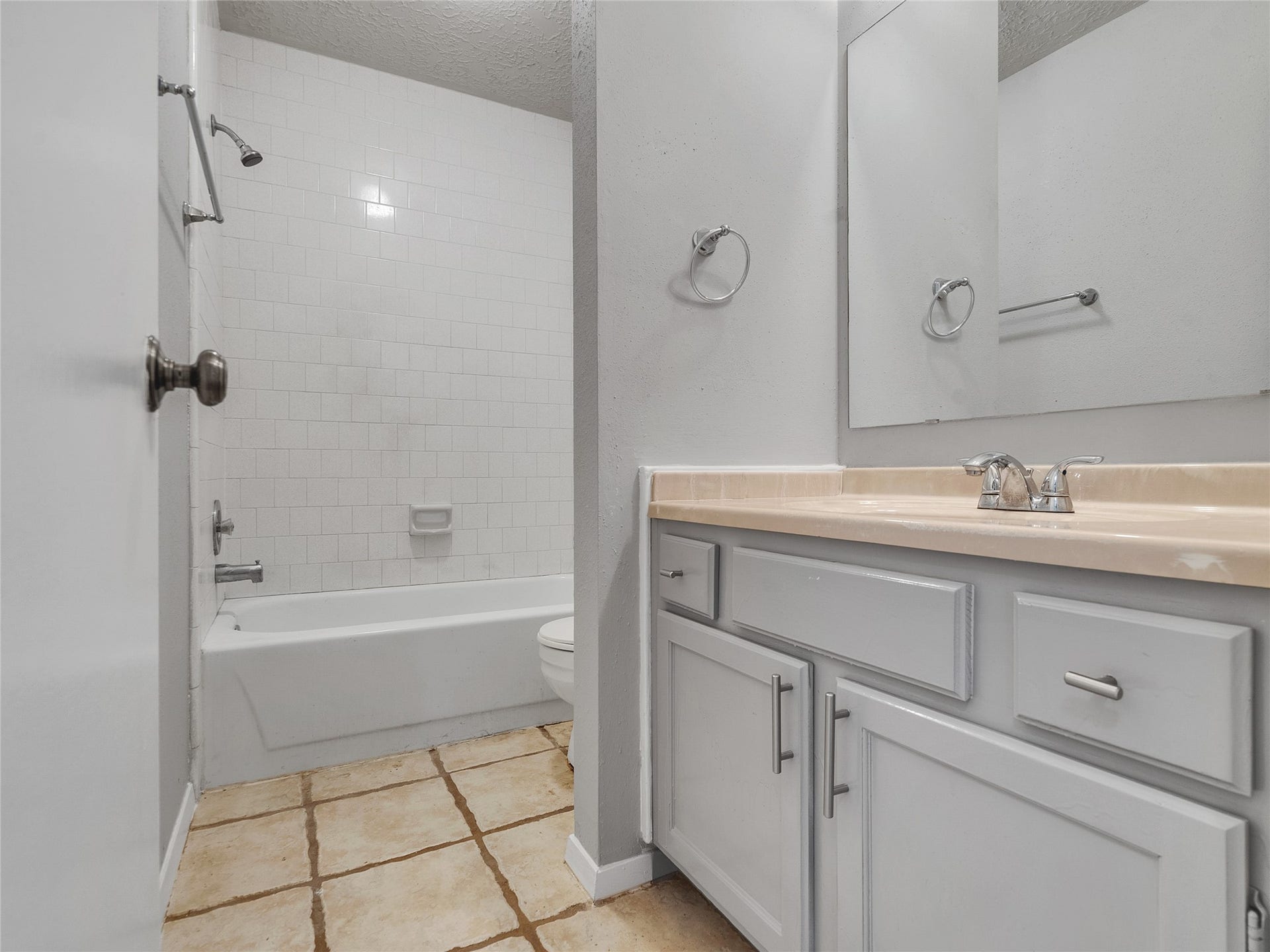 24006 Spring Gum Drive, Spring, TX 77373 Common Bathroom