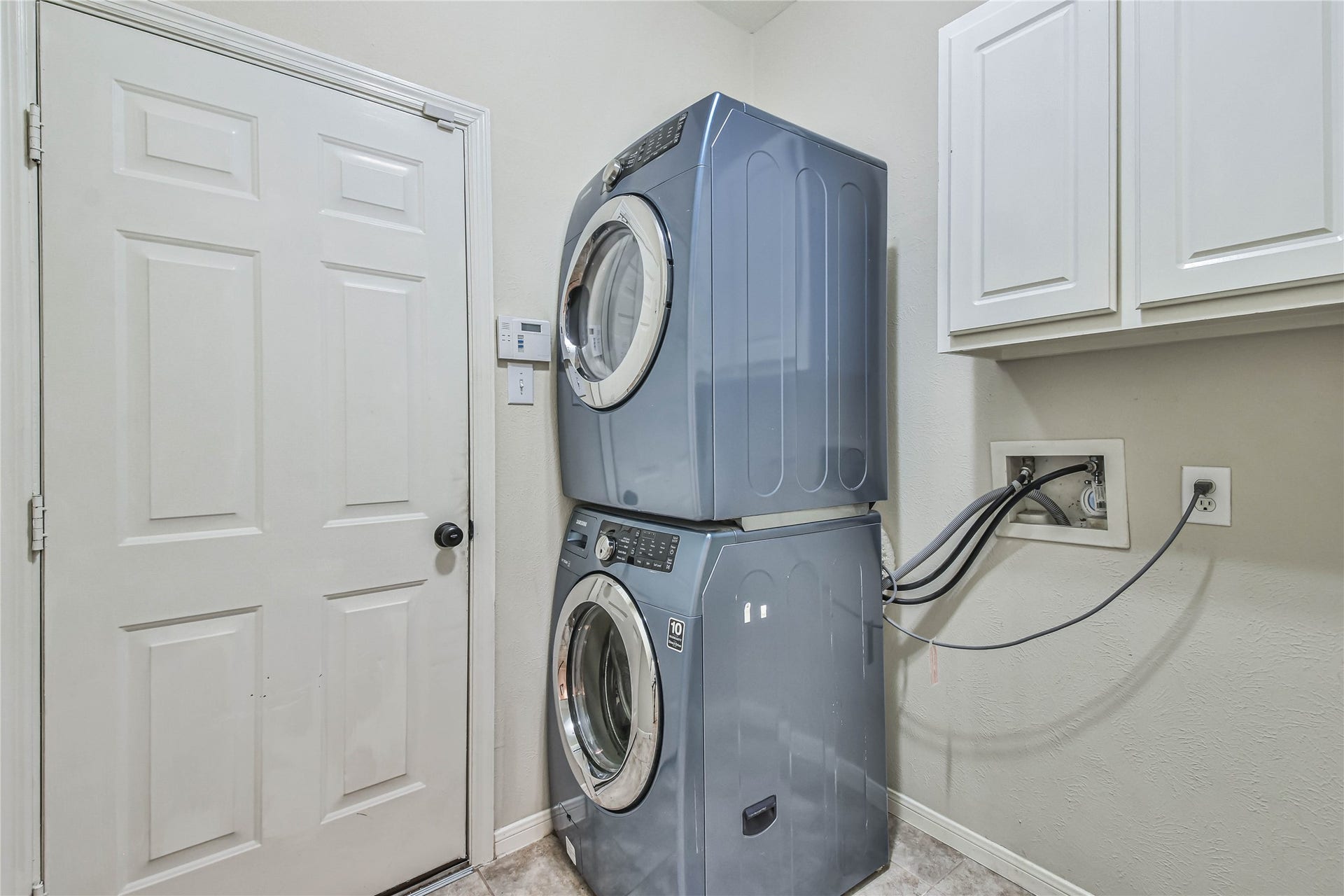 109 N Acacia Park Circle, The Woodlands, TX 77382 Washer and dryer.