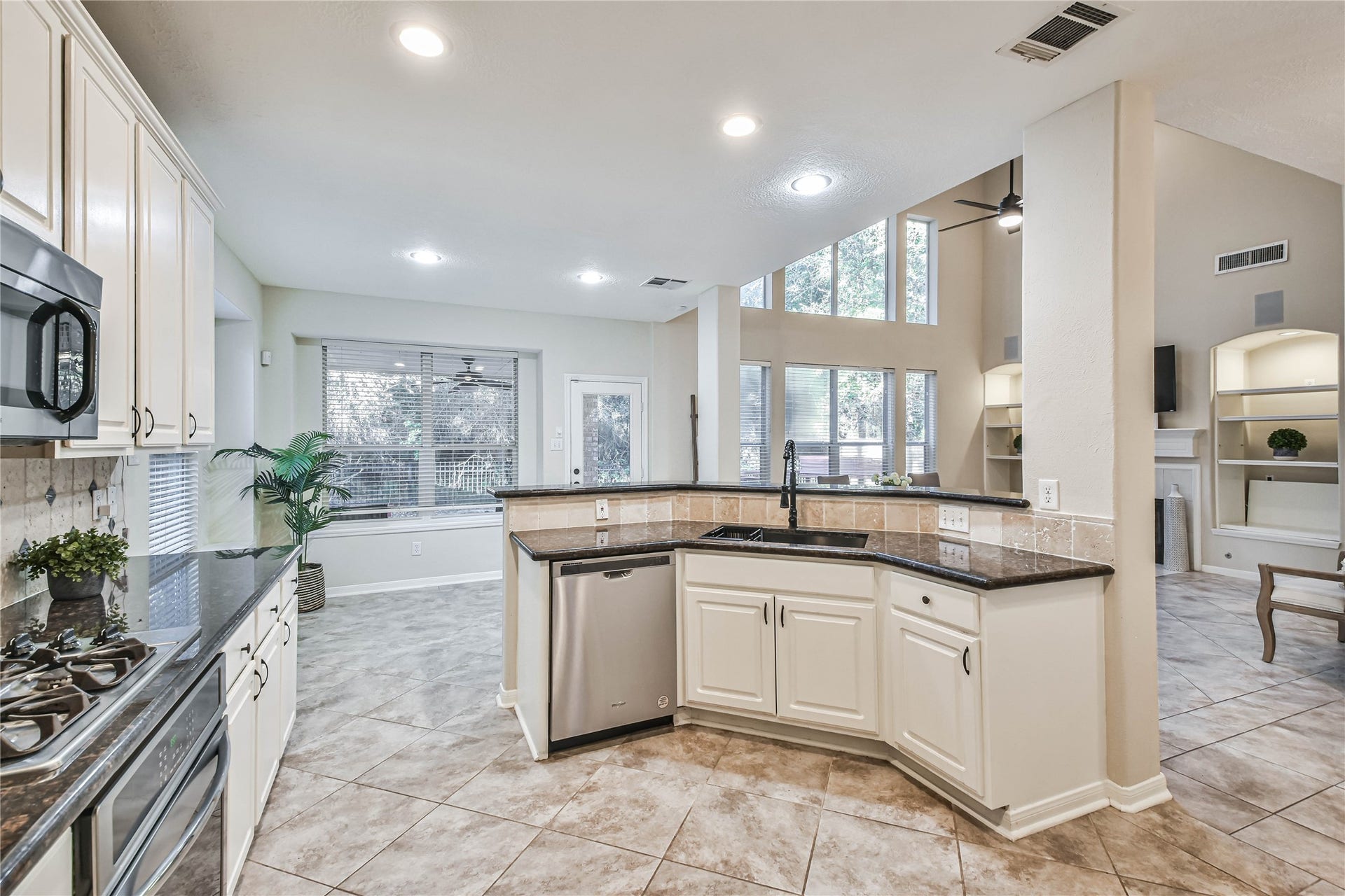 109 N Acacia Park Circle, The Woodlands, TX 77382 Open concept to the living room with bar seating for 4 guests.