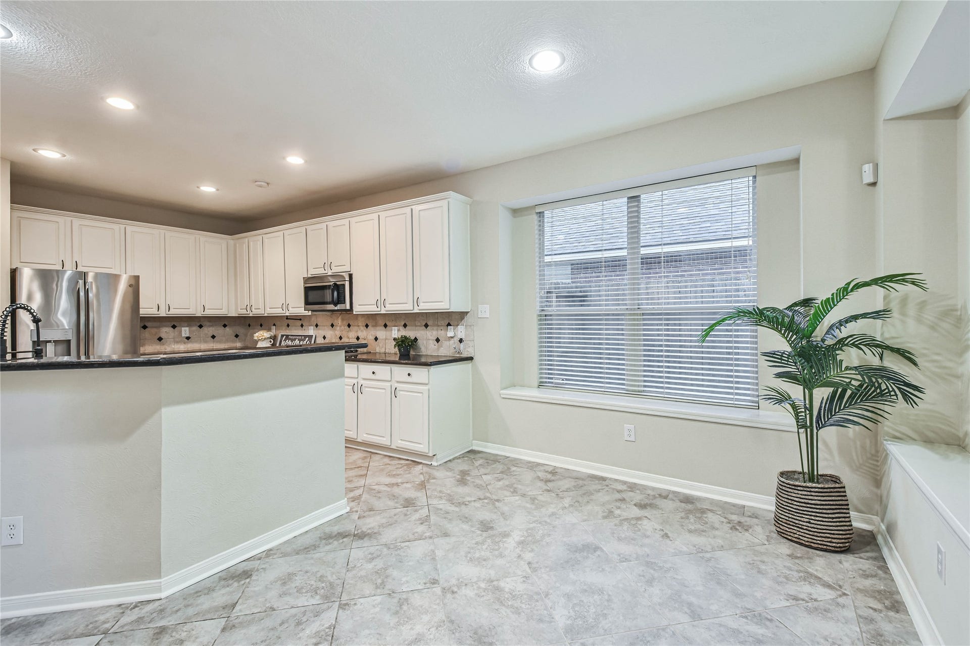 109 N Acacia Park Circle, The Woodlands, TX 77382 Spacious and bright breakfast room.