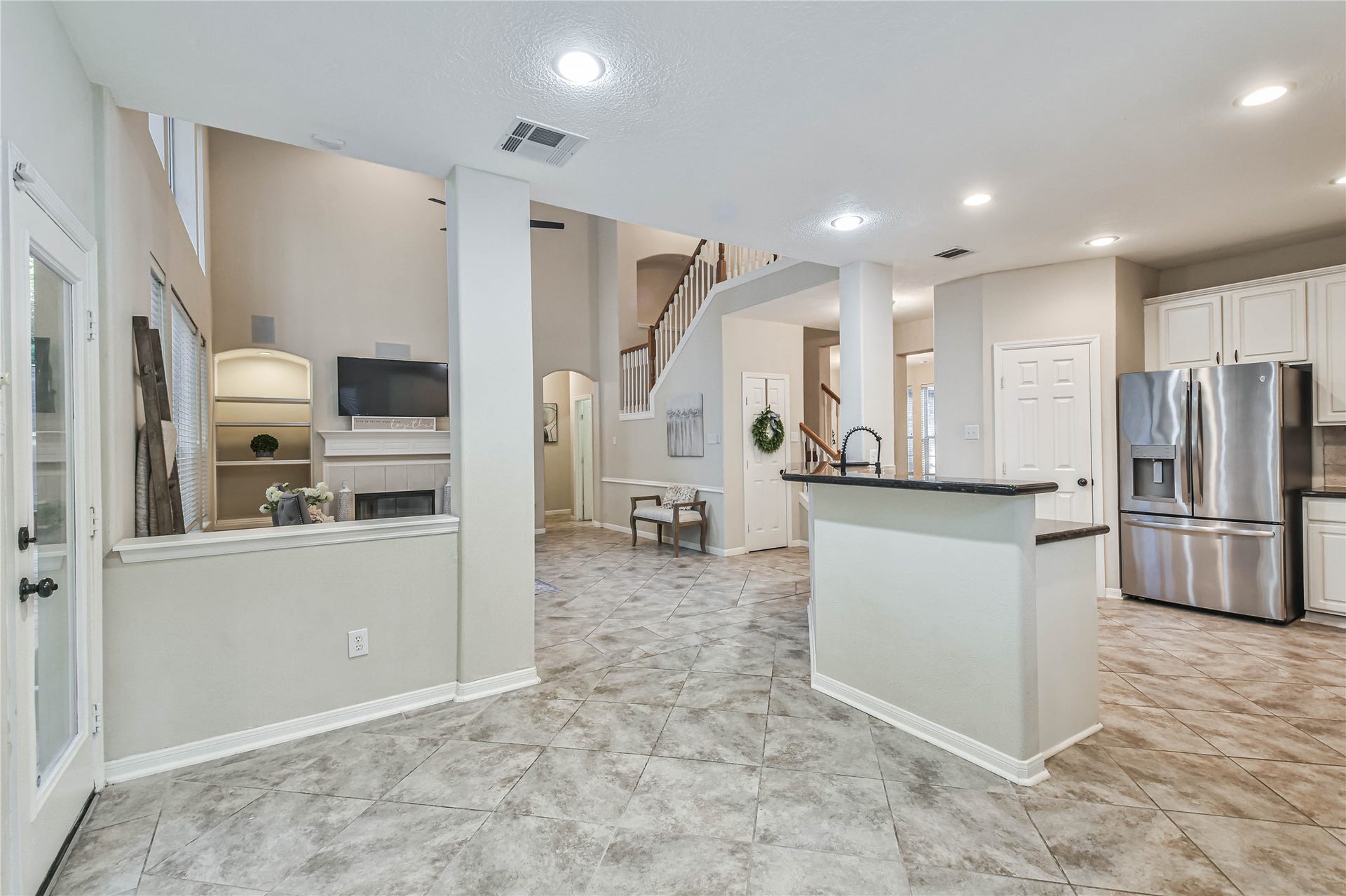 109 N Acacia Park Circle, The Woodlands, TX 77382 View from breakfast room to kitchen and living room.