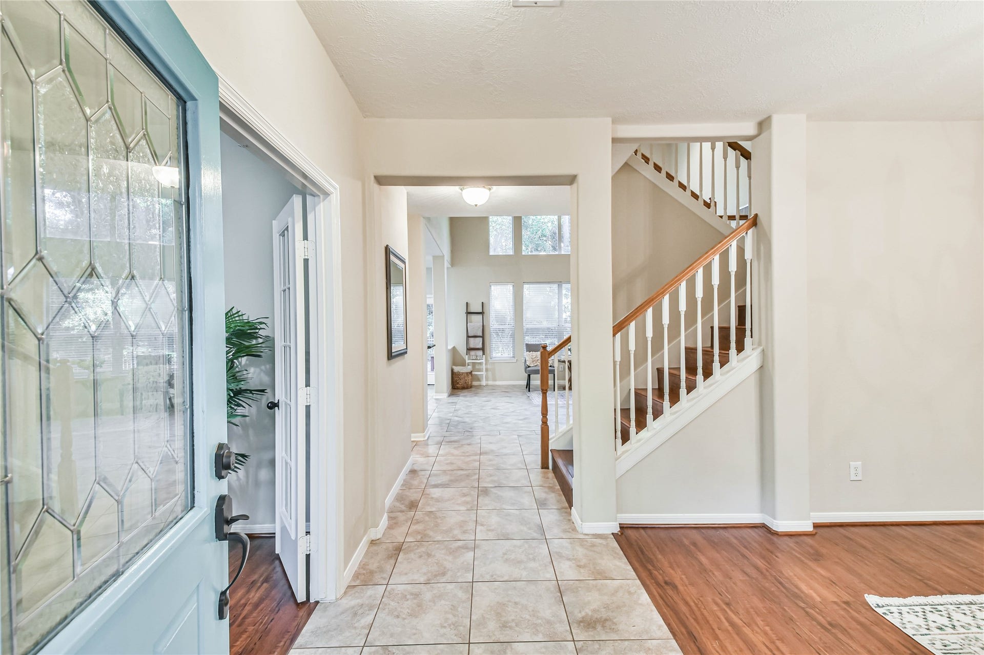 109 N Acacia Park Circle, The Woodlands, TX 77382 Entryway with tile and wood flooring.
