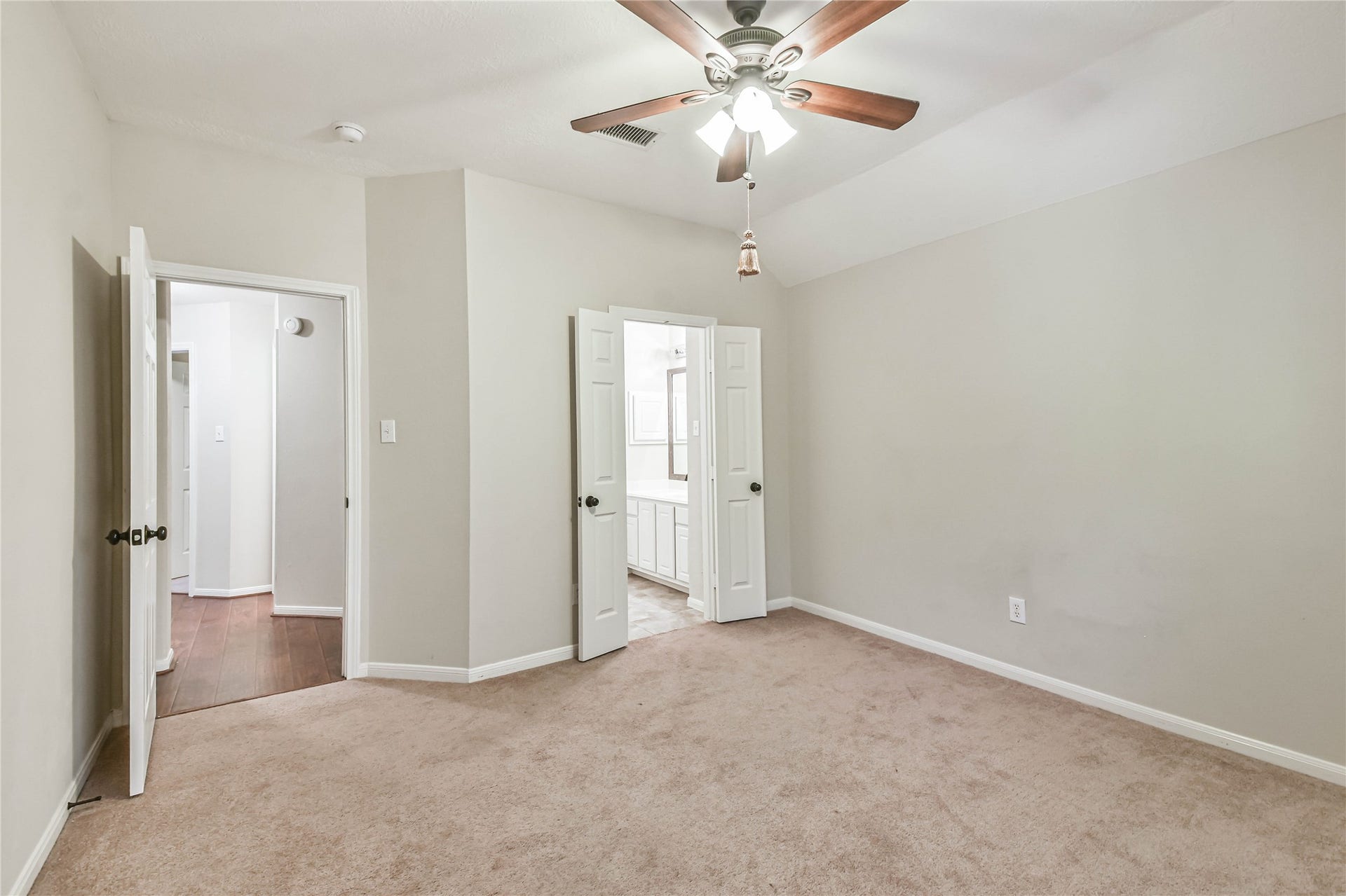 109 N Acacia Park Circle, The Woodlands, TX 77382 4th bedroom with the holywood bath attached.