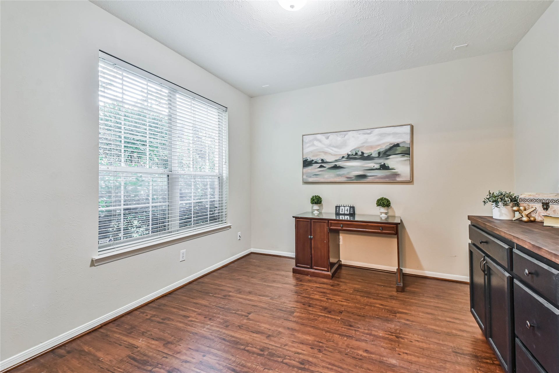 109 N Acacia Park Circle, The Woodlands, TX 77382 Wood floors and great natural light in the office.