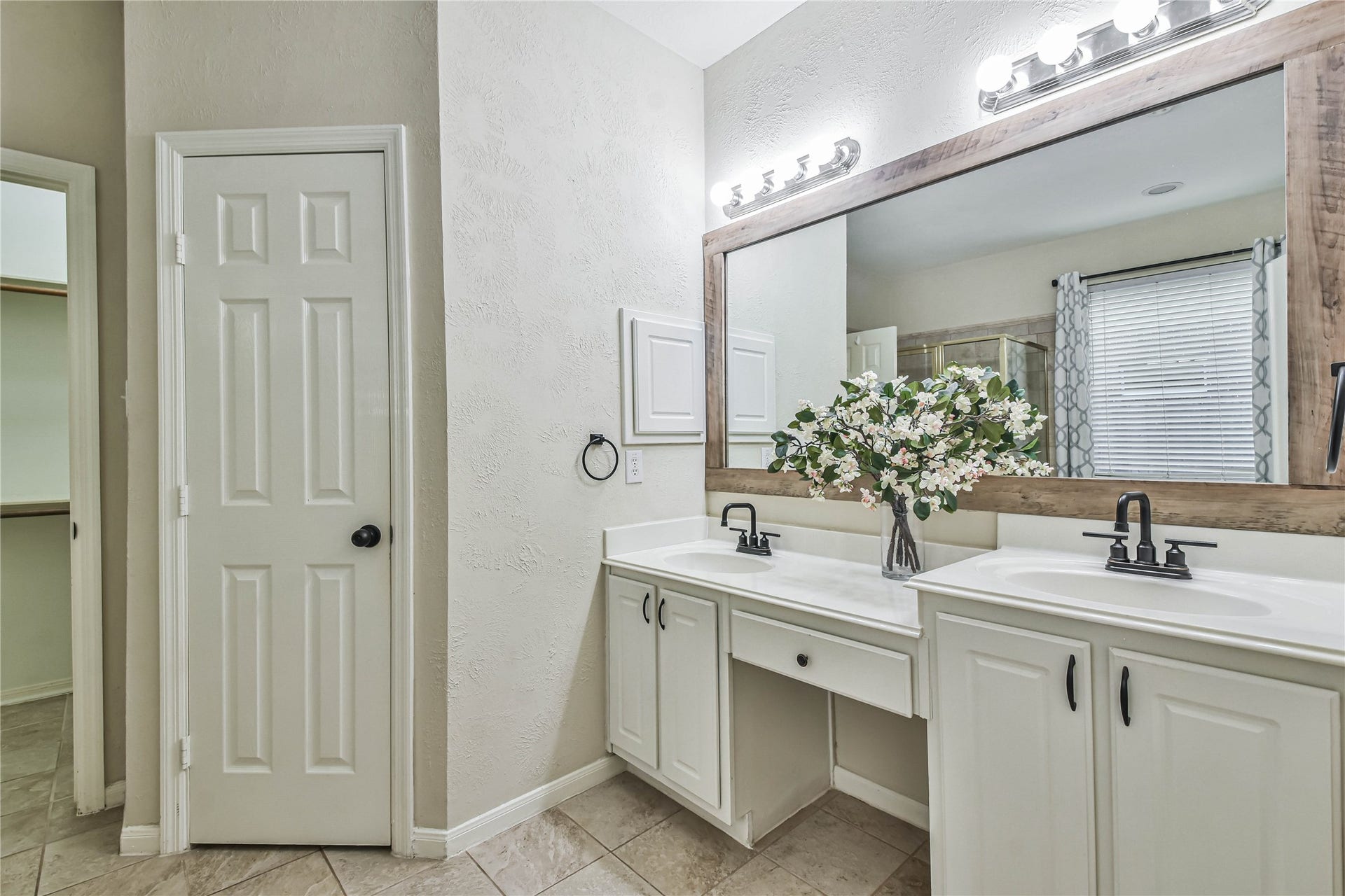 109 N Acacia Park Circle, The Woodlands, TX 77382 Double sink and water closet.