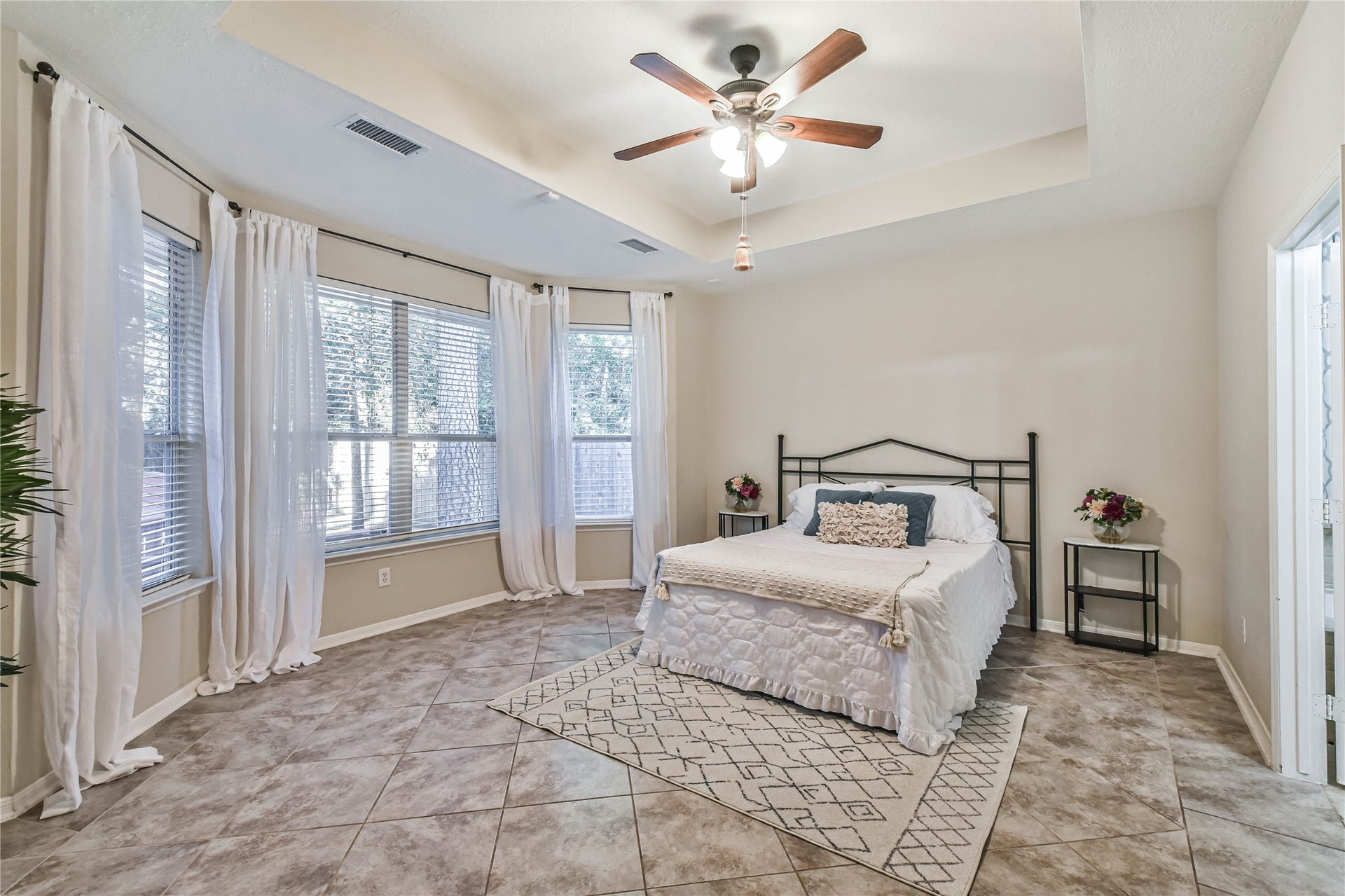 109 N Acacia Park Circle, The Woodlands, TX 77382 Primary bedroom is on the first floor with bay windows and perfect view!
