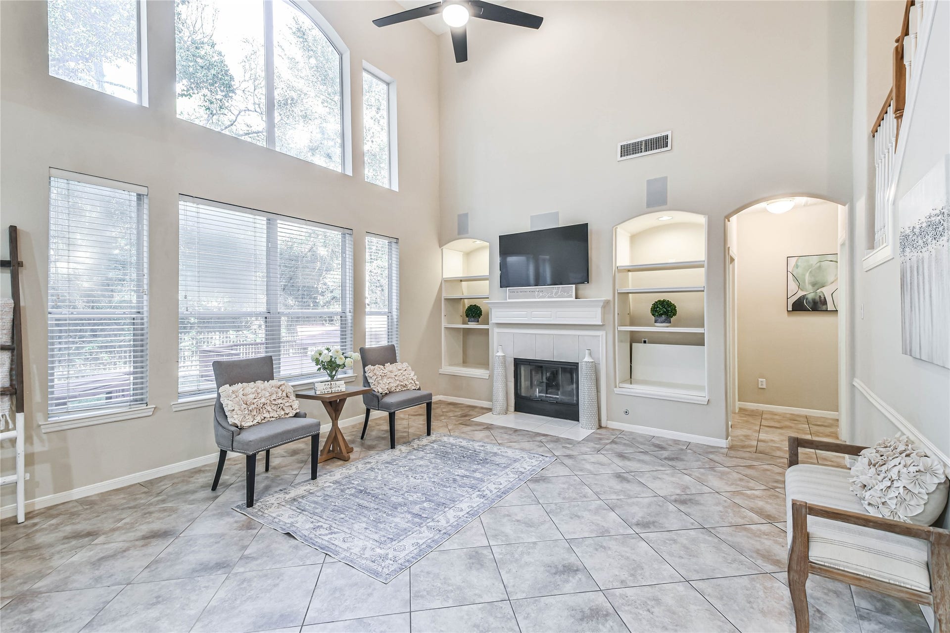 109 N Acacia Park Circle, The Woodlands, TX 77382 Sunny and spacious two story living room with fireplace and built-ins.