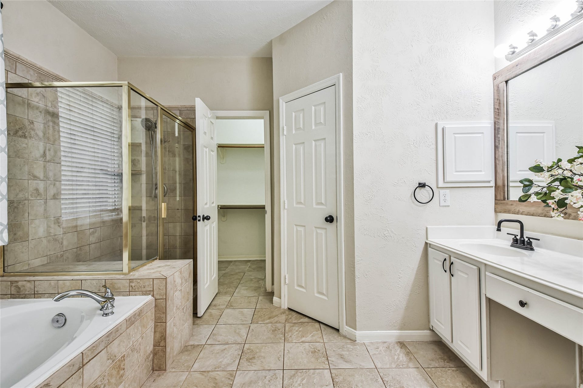 109 N Acacia Park Circle, The Woodlands, TX 77382 Primary bath.