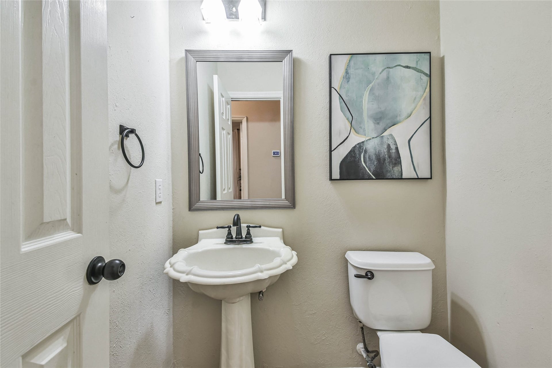 109 N Acacia Park Circle, The Woodlands, TX 77382 Half bath is under the stairwell.