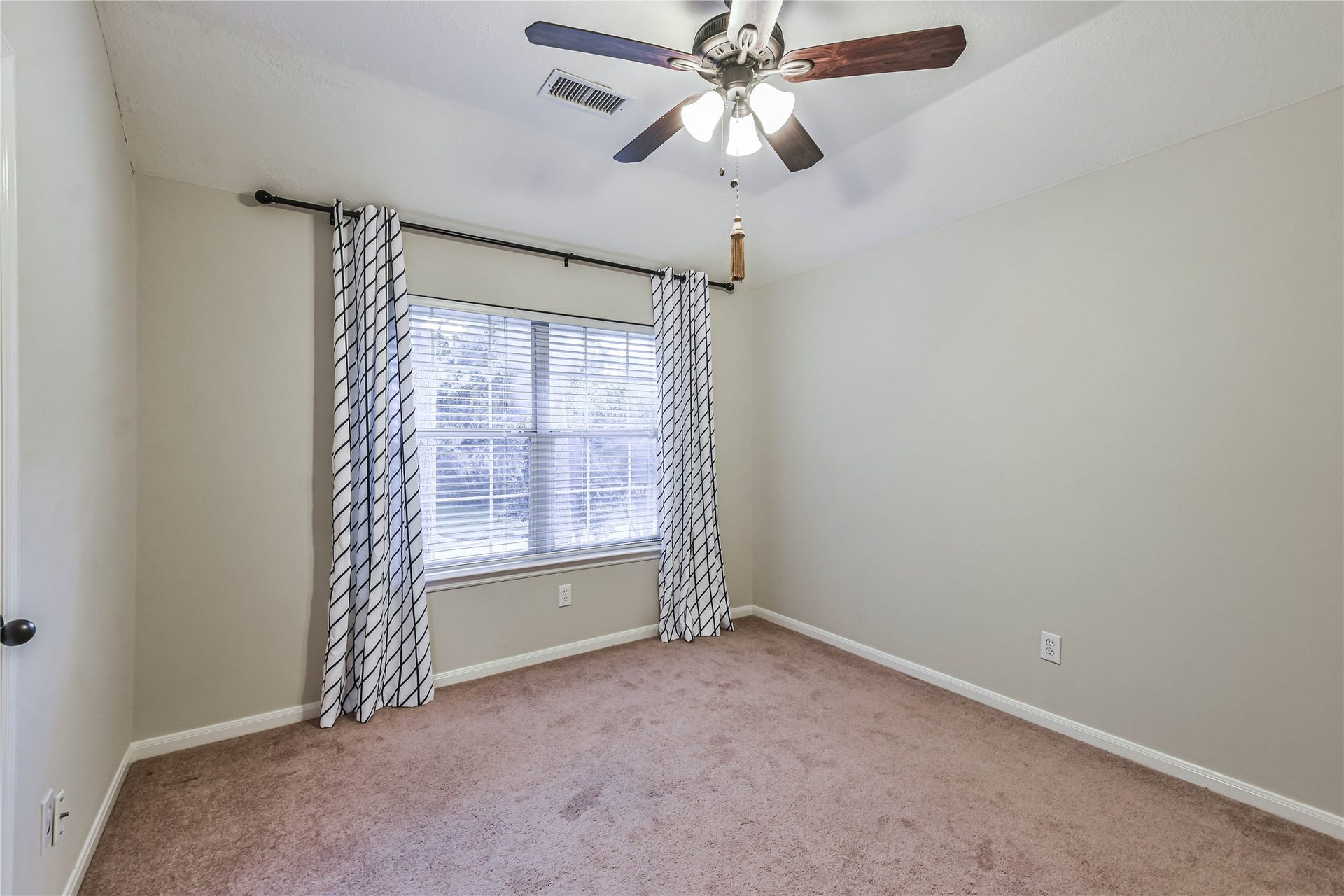 109 N Acacia Park Circle, The Woodlands, TX 77382 Third bedroom is upstairs with fan and carpet.