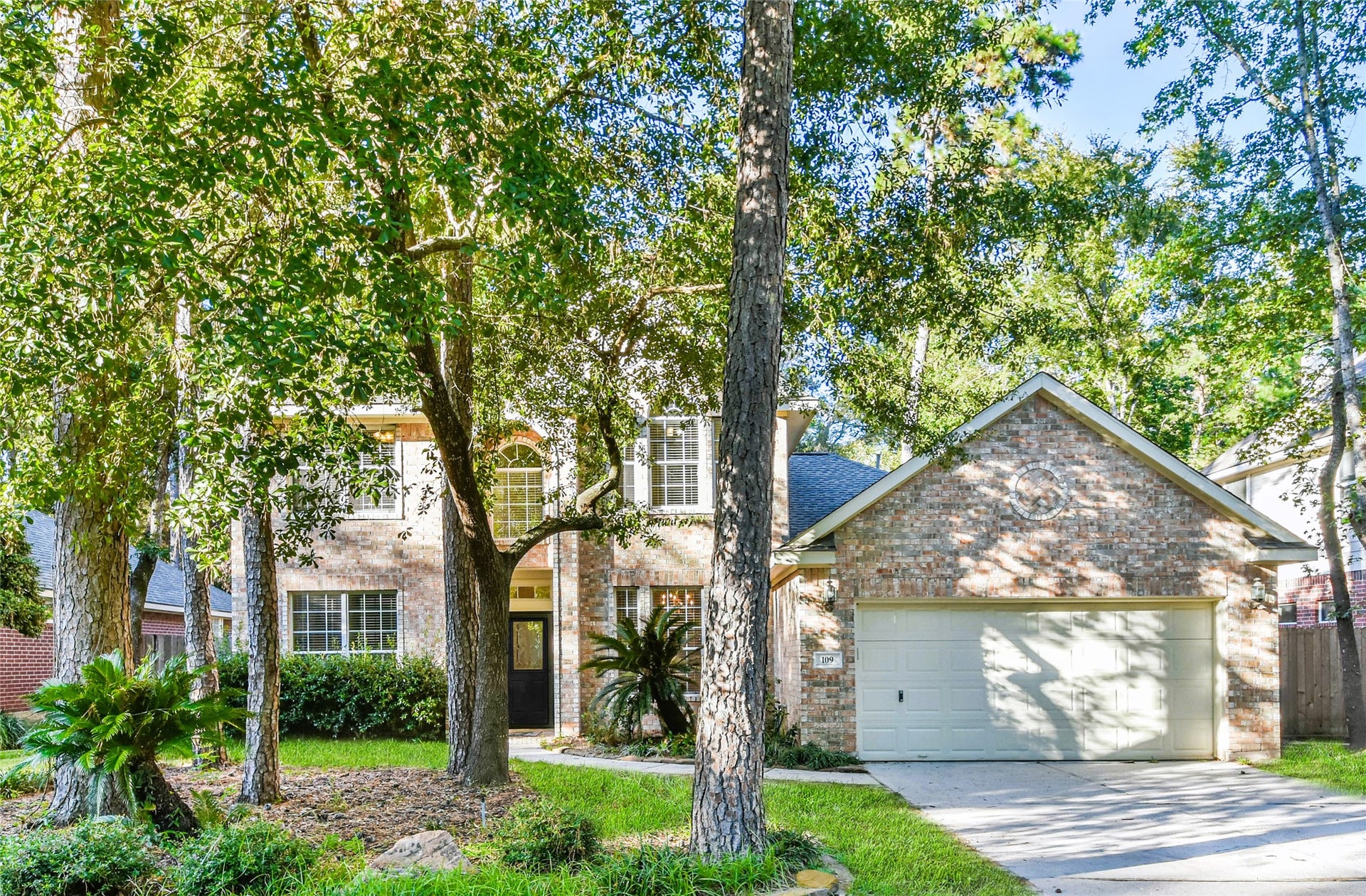109 N Acacia Park Circle, The Woodlands, TX 77382 Wonderful floorplan, two story 4 bedroom 2.5 bath home with an office and dining room.
