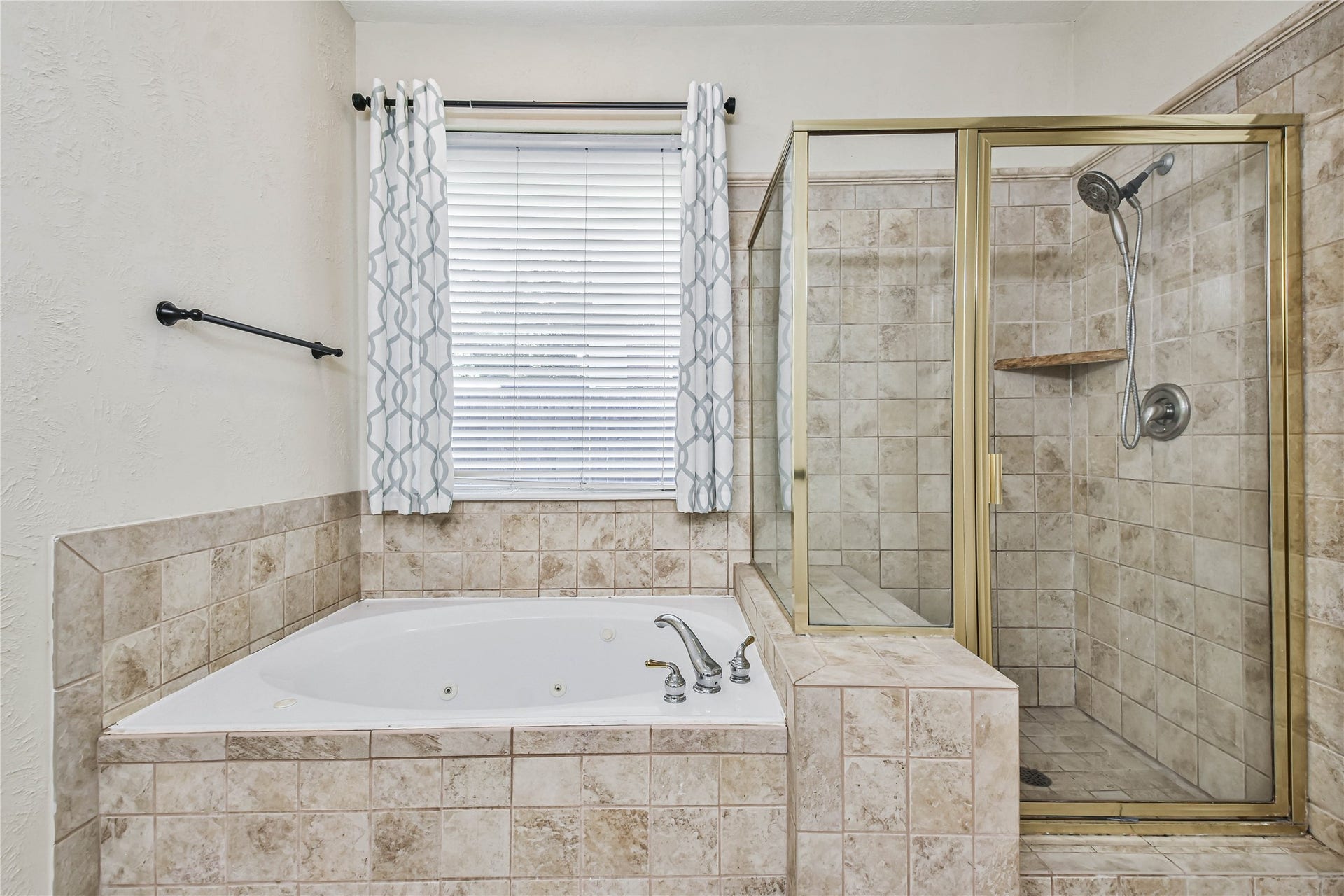 109 N Acacia Park Circle, The Woodlands, TX 77382 Large shower and tub