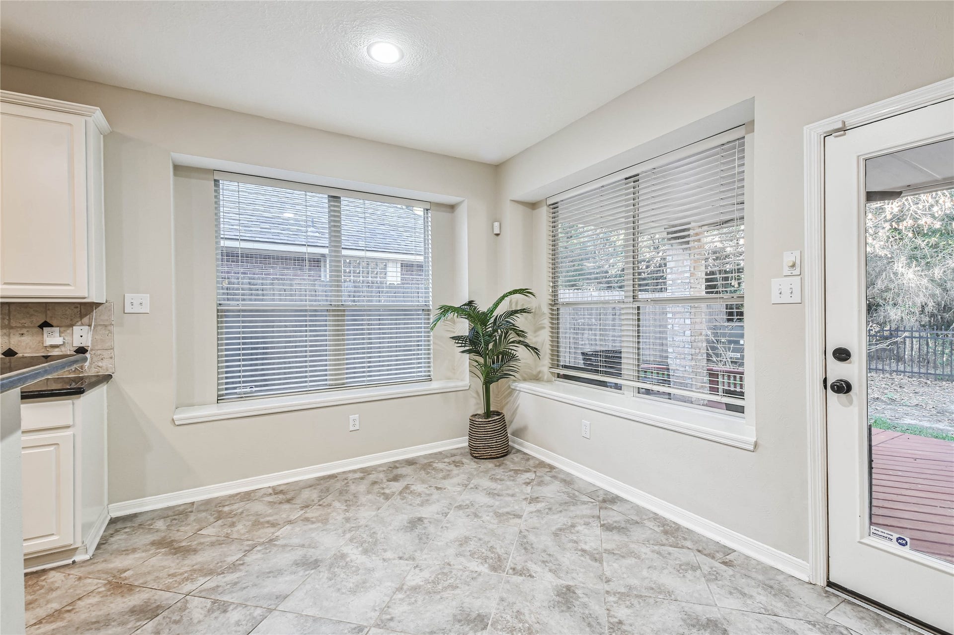 109 N Acacia Park Circle, The Woodlands, TX 77382 Spacious and bright breakfast room.