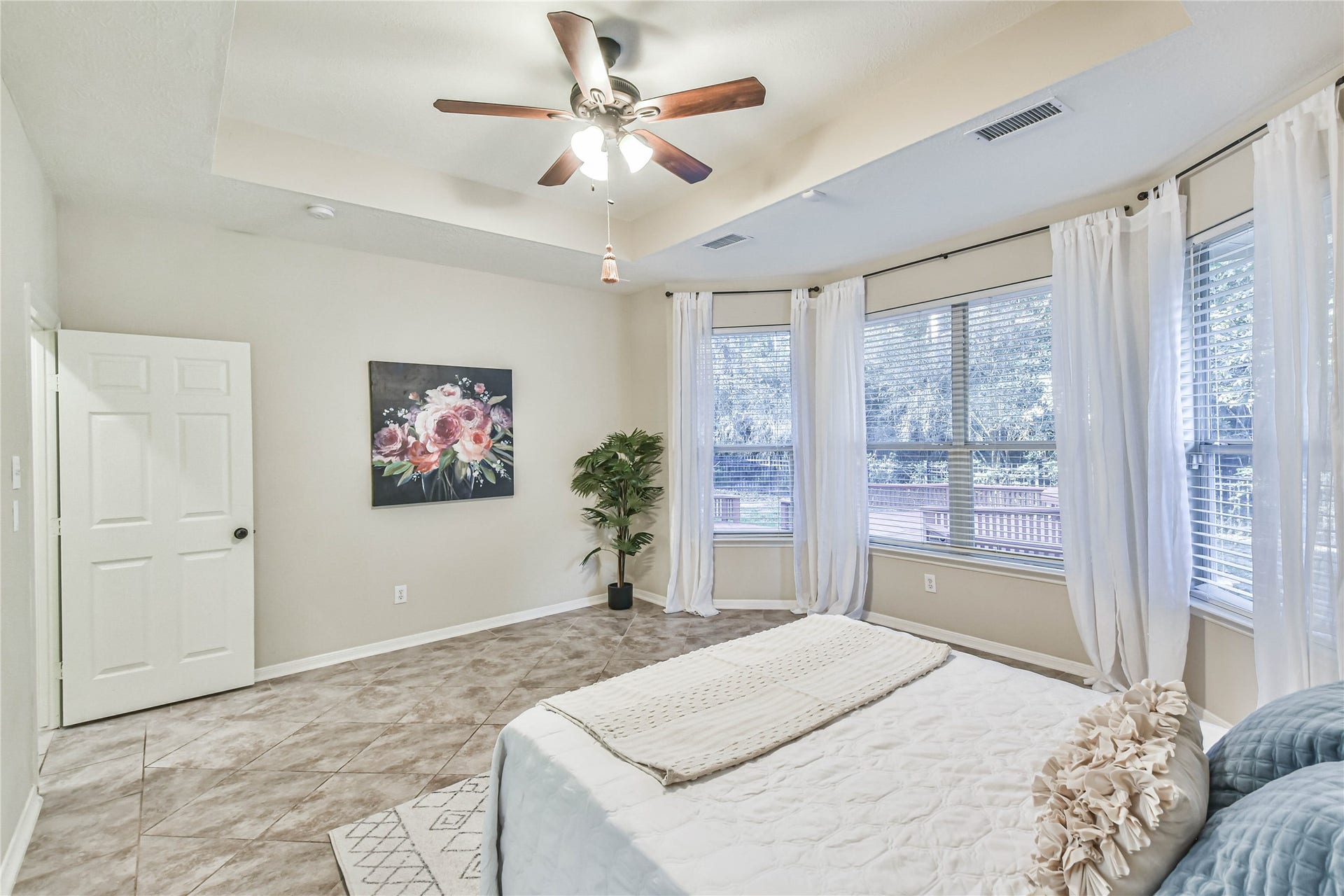 109 N Acacia Park Circle, The Woodlands, TX 77382 Bay windows have the view of the nature area behind.